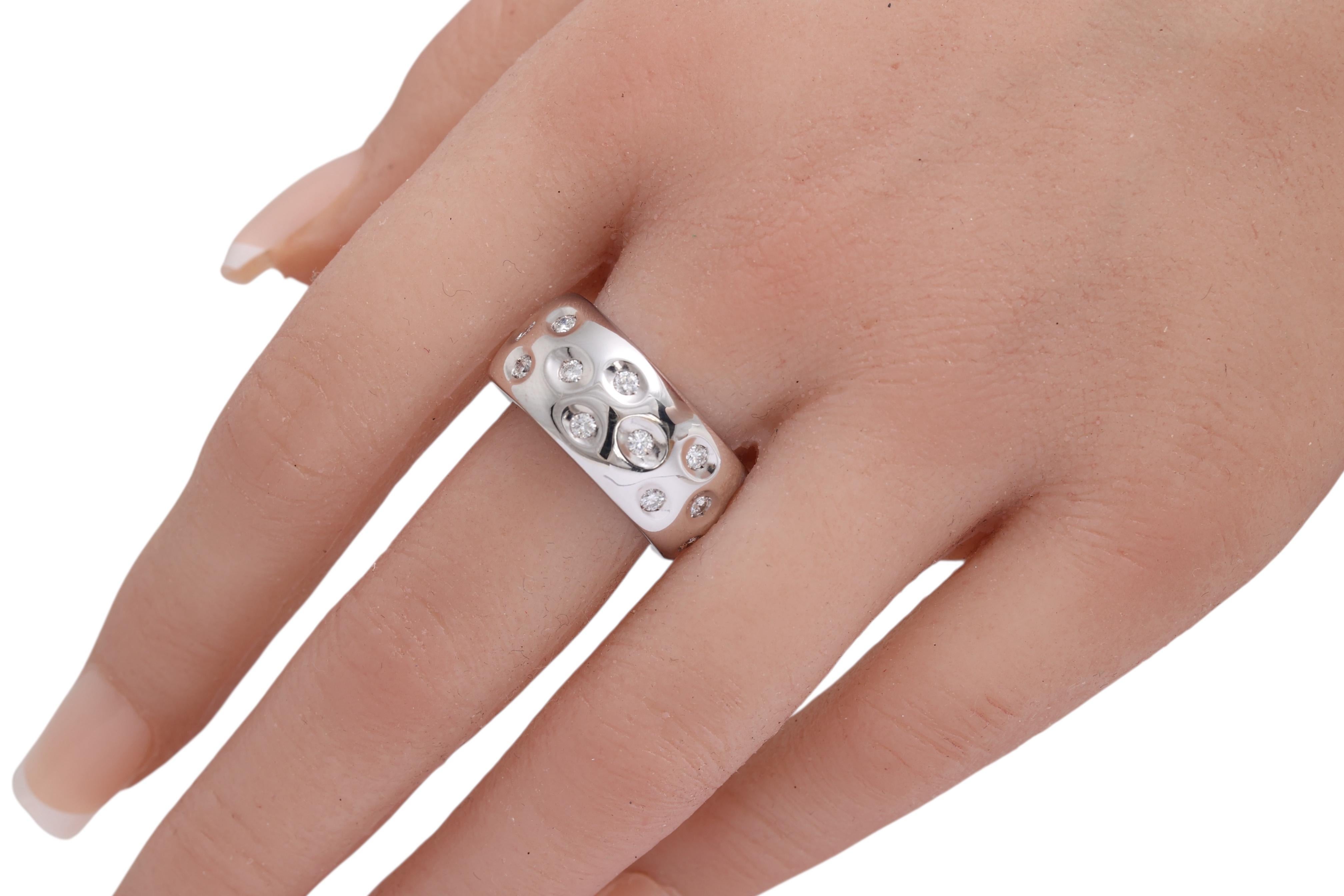 Bague moderne en or blanc 18 carats sertie de diamants en vente 2