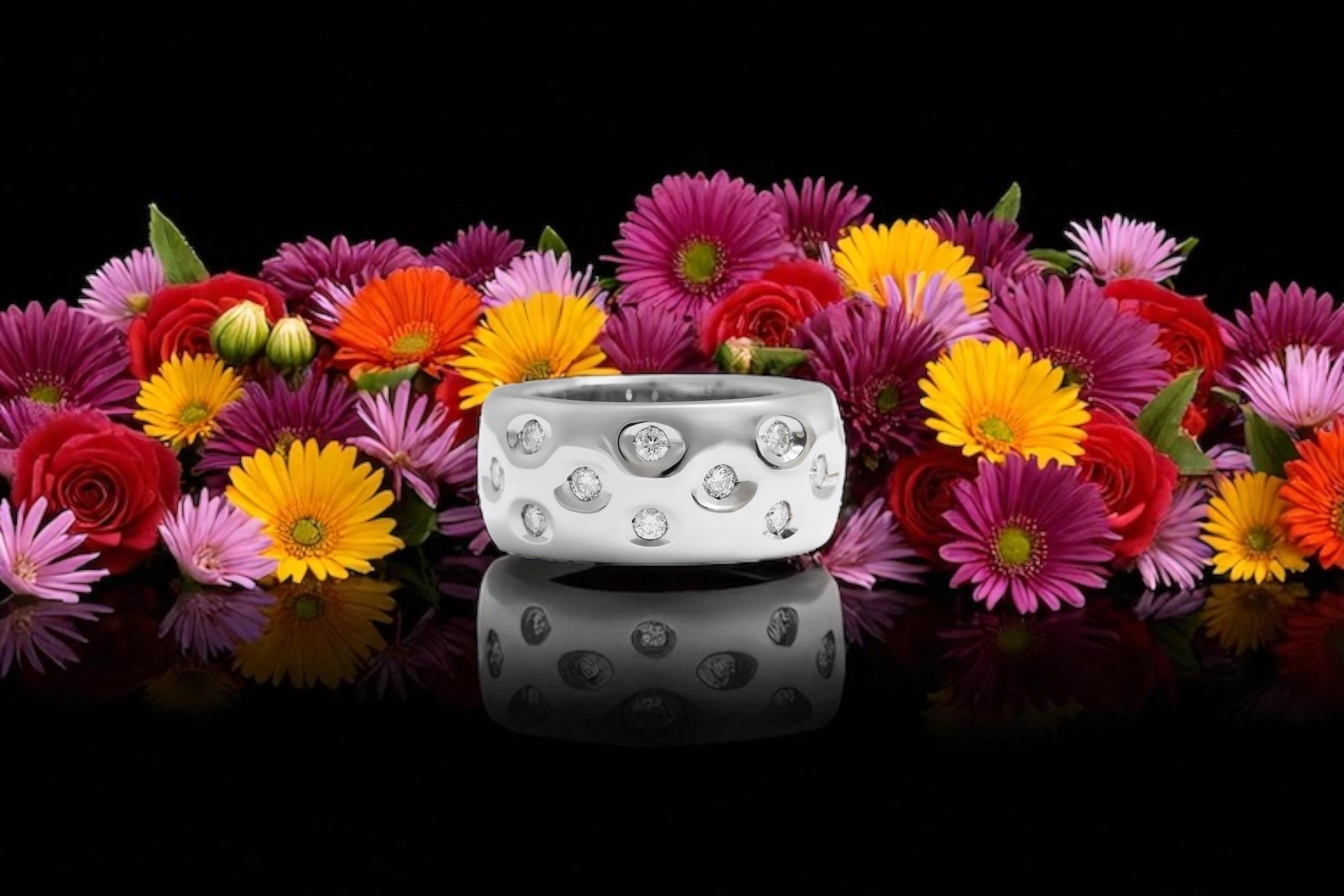 Bague moderne en or blanc 18 carats sertie de diamants en vente 3