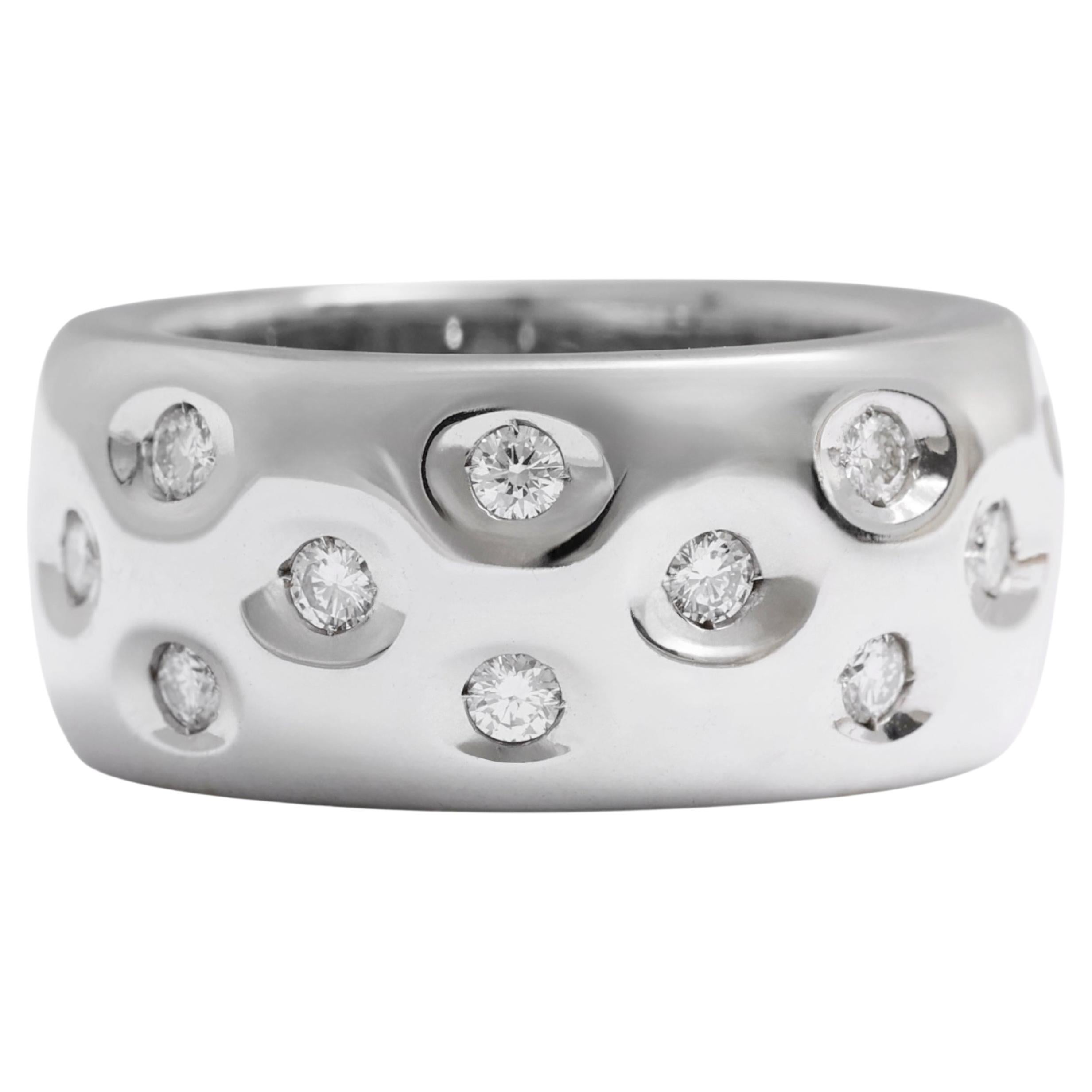 Bague moderne en or blanc 18 carats sertie de diamants en vente