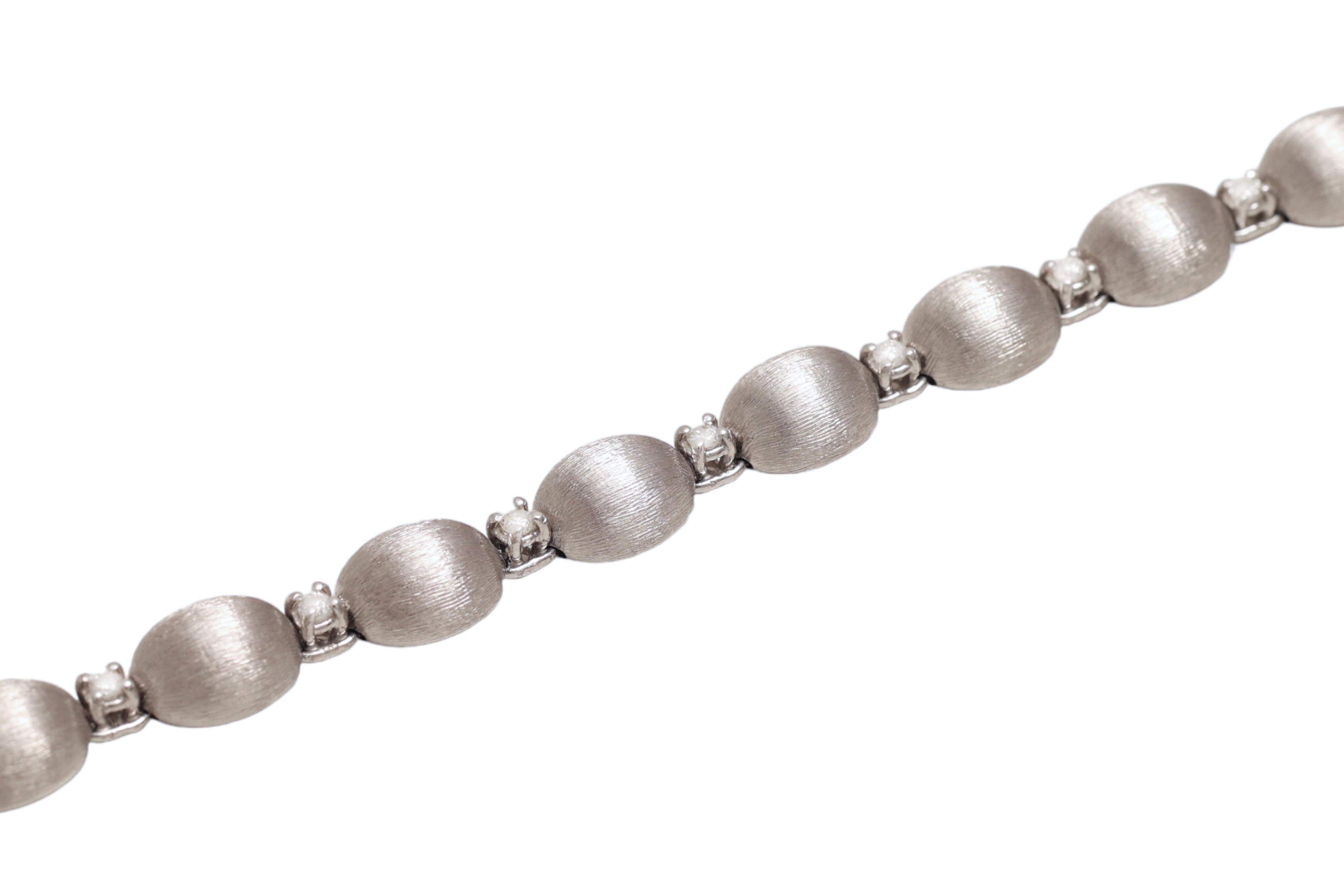 18 Kt White Gold Nanis Diamond Necklace with Satiné Finish In New Condition For Sale In Antwerp, BE