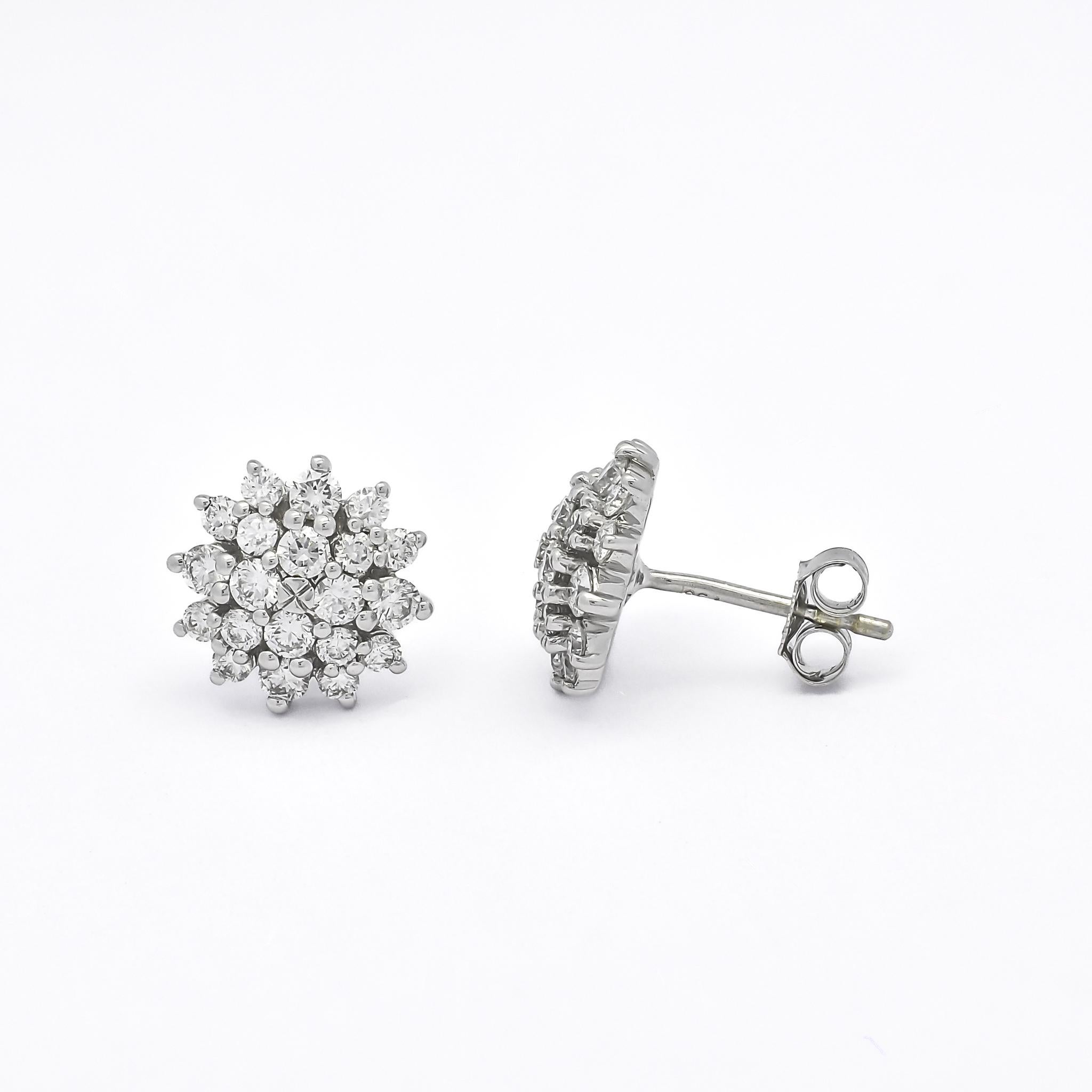 Voici nos superbes boucles d'oreilles à sertissage de diamants en forme de fleur, une combinaison parfaite de simplicité et d'élégance. Ces boucles d'oreilles en diamant naturel en or blanc 18 carats présentent une grappe de diamants dans une