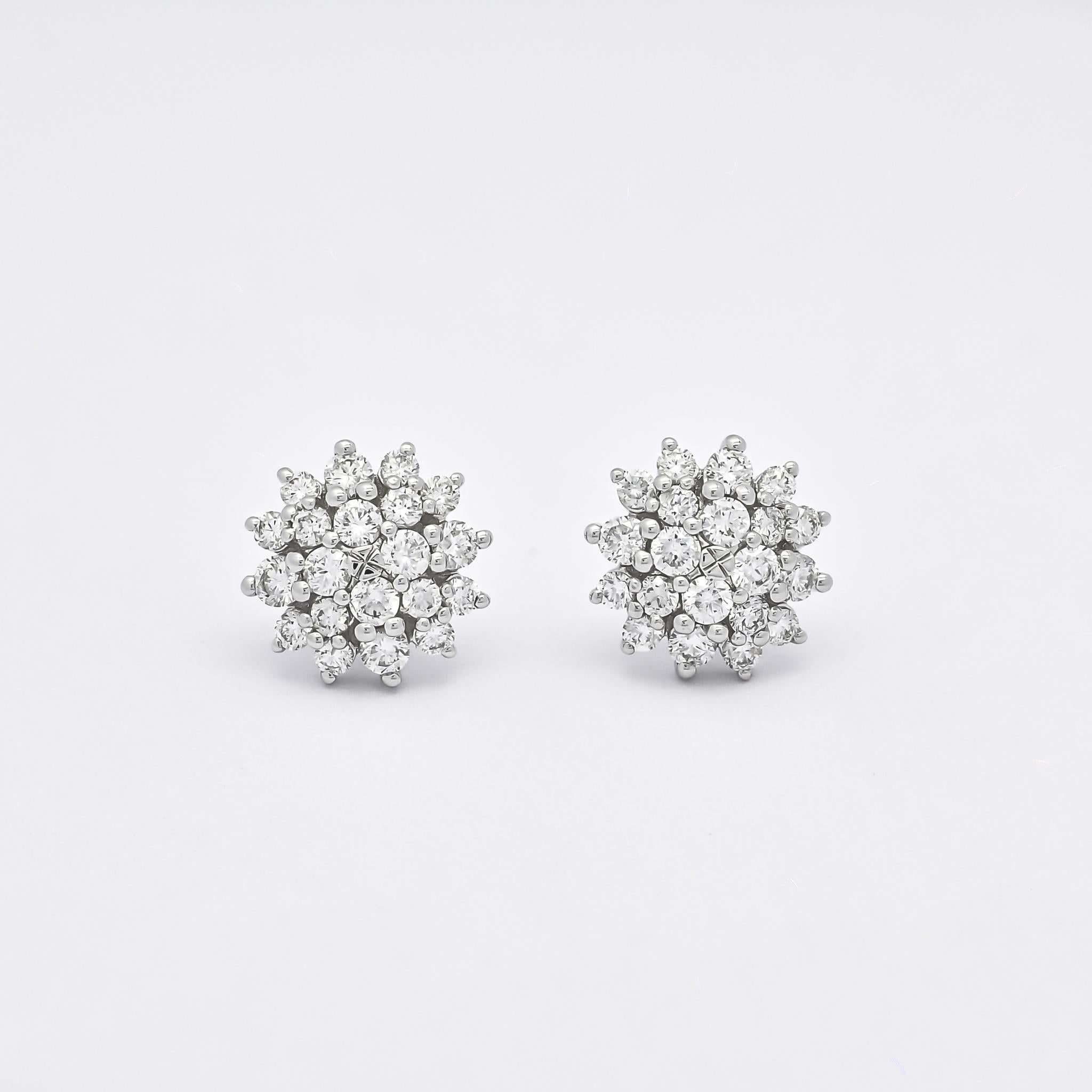 Artisan Clous d'oreilles grappe de diamants naturels en or blanc 18 carats E07655 en vente