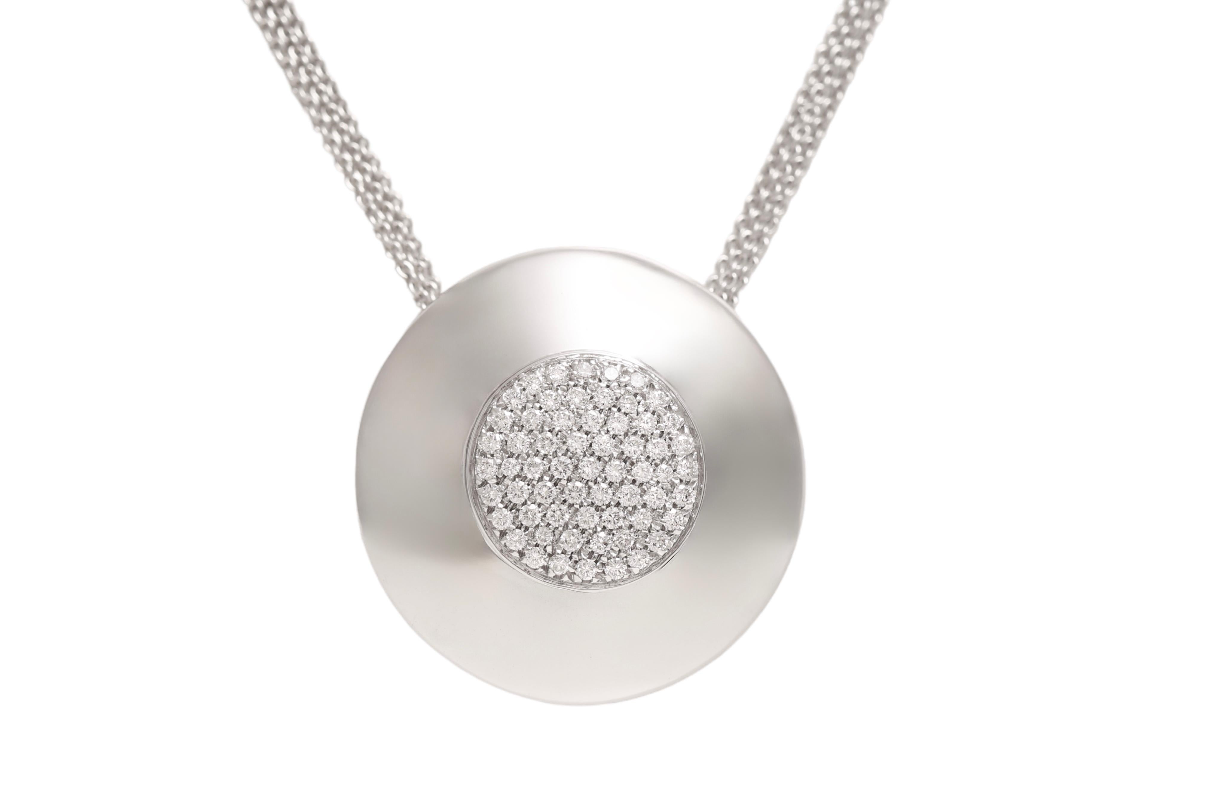 Beautiful 18 kt. White Gold Necklace / Round Pendant with 1.34 ct. Brilliant Cut diamonds 

Diamonds: brilliant cut diamonds together approx. 1.34 ct.

Material: 18 kt. white gold

Measurements: Pendant diameter 27.5 mm x 10 mm
Necklace: triple