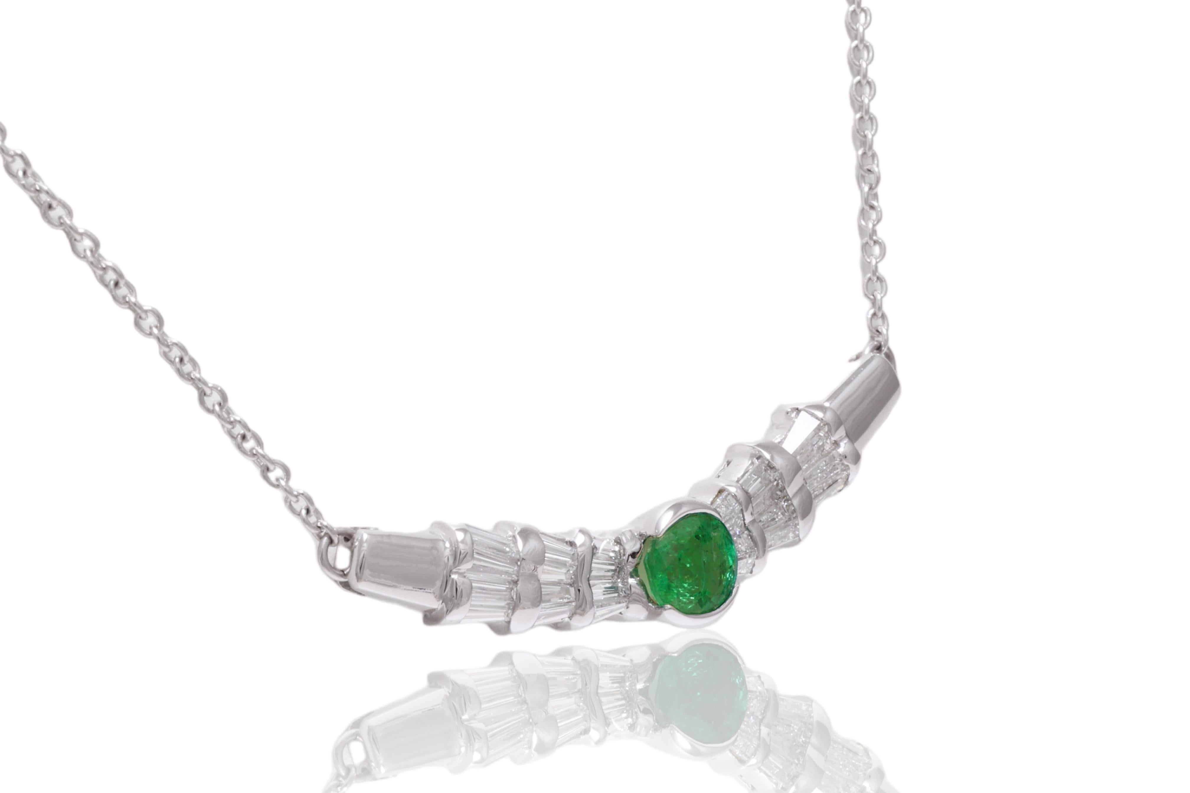 Splendido esemplare da 18 kt. Collana in oro bianco con 1 ct. Smeraldo e 1,68 Ct. Diamanti

Smeraldo: Greene & Greene 1 ct.

Diamanti: Diamanti taglio baguette insieme 1,68 ct. 

Materiale: Oro bianco 18 kt.

Misure: lunghezza 44,9 mm x altezza 11,3
