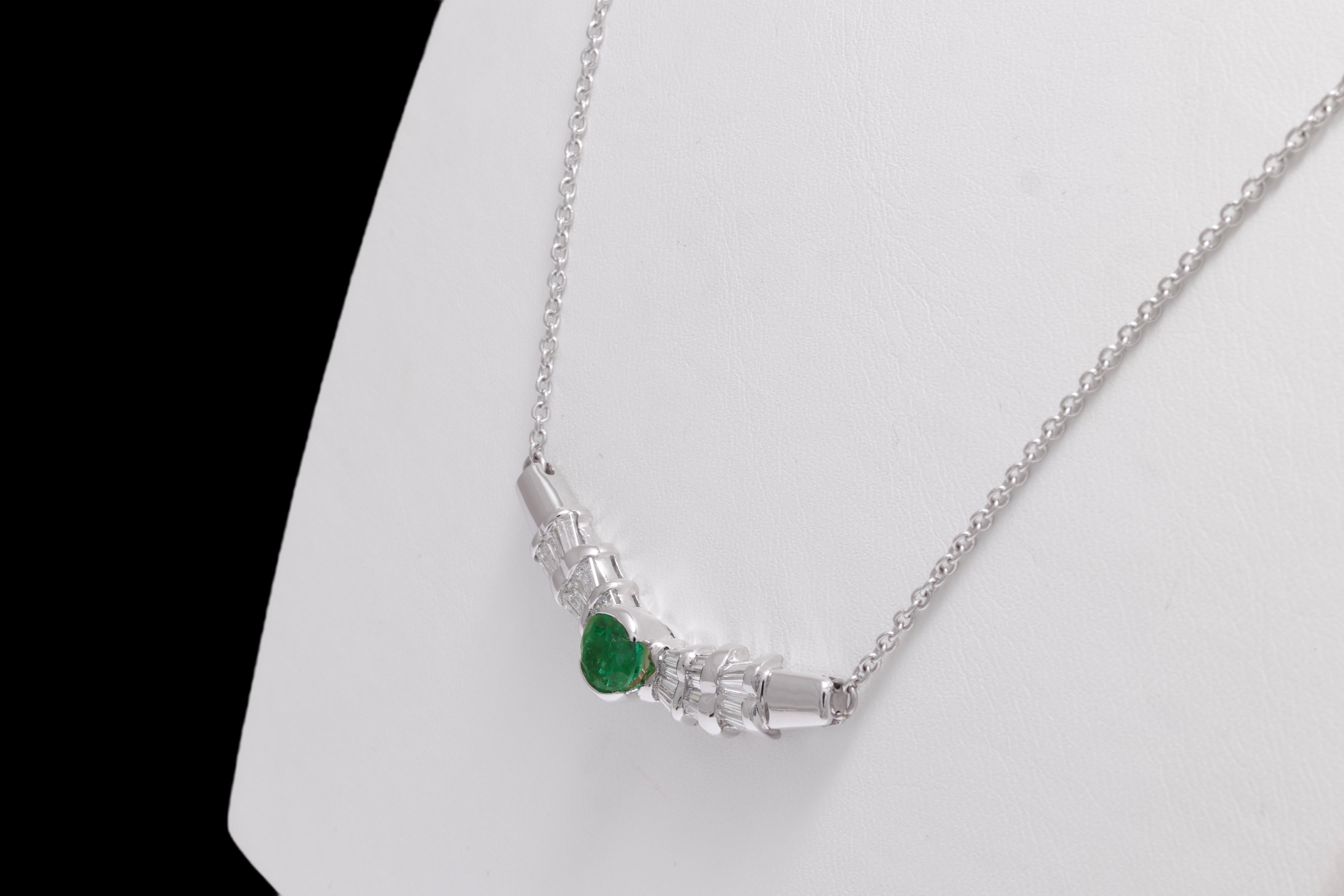 Taglio brillante 18 kt. Collana in oro bianco con 1 ct. Smeraldo e 1,68 Ct. Diamanti in vendita