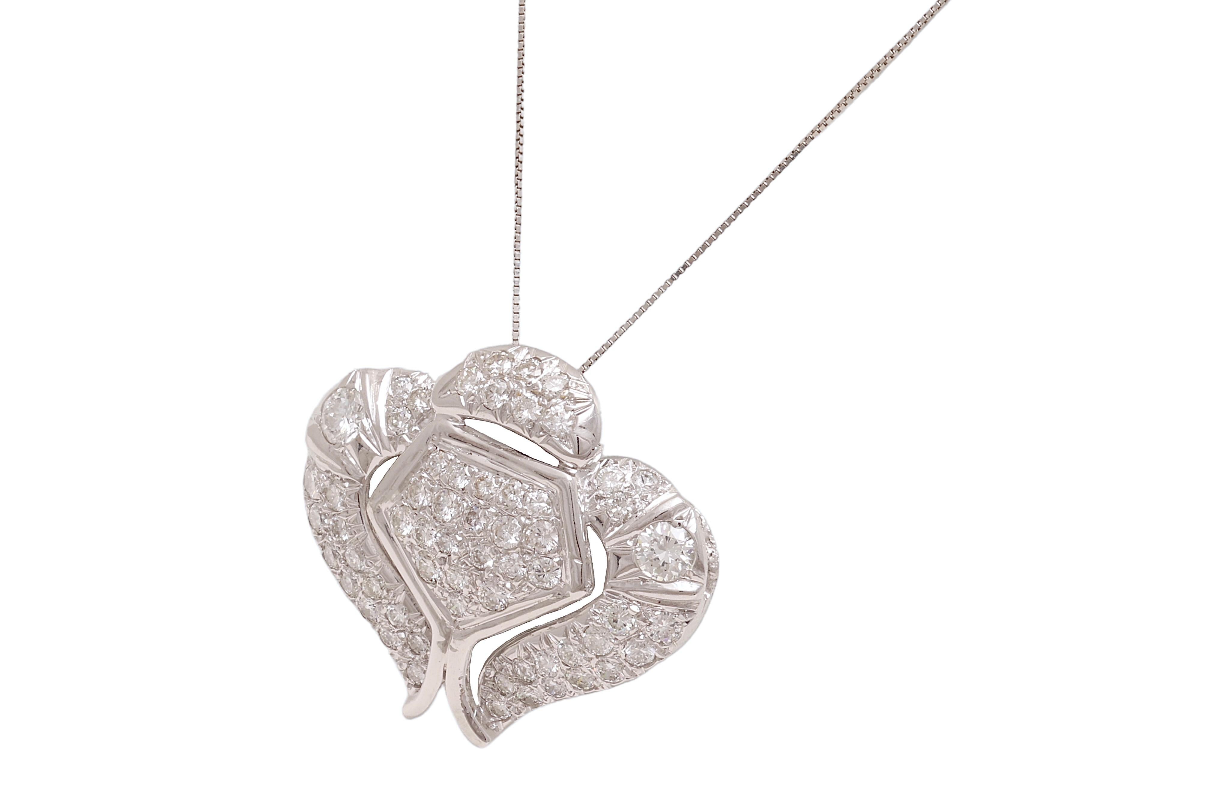 Splendido esemplare da 18 kt. Collana in oro bianco con 2.63 ct. Ciondolo con diamante 

Diamanti: Diamanti taglio Brilliante insieme 2,63 ct. insieme

Materiale: Oro bianco 18 kt.

Misure: Ciondolo: 31 mm x 26,6 mm x 7,2 mm
Collana: lunghezza della