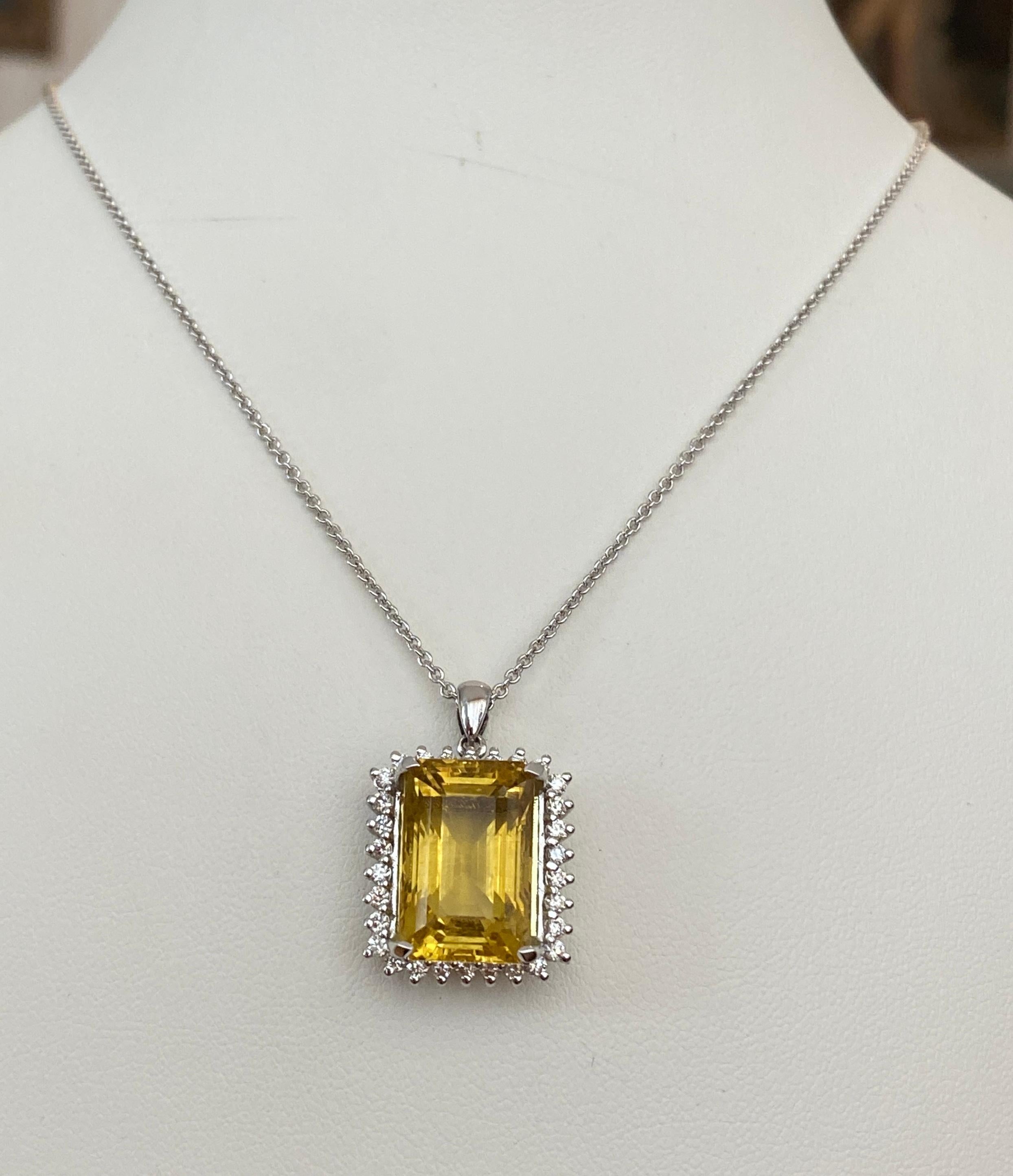 Offered 18 kt white gold necklace with a pendant decorated with emerald cut citrine, approx. 9 ct. Surrounded by an entourage of 30 pieces of brilliant cut diamonds approx. 0.55 ct of the quality H/VS/SI. Grade: necklace and pendant 750 (marked).