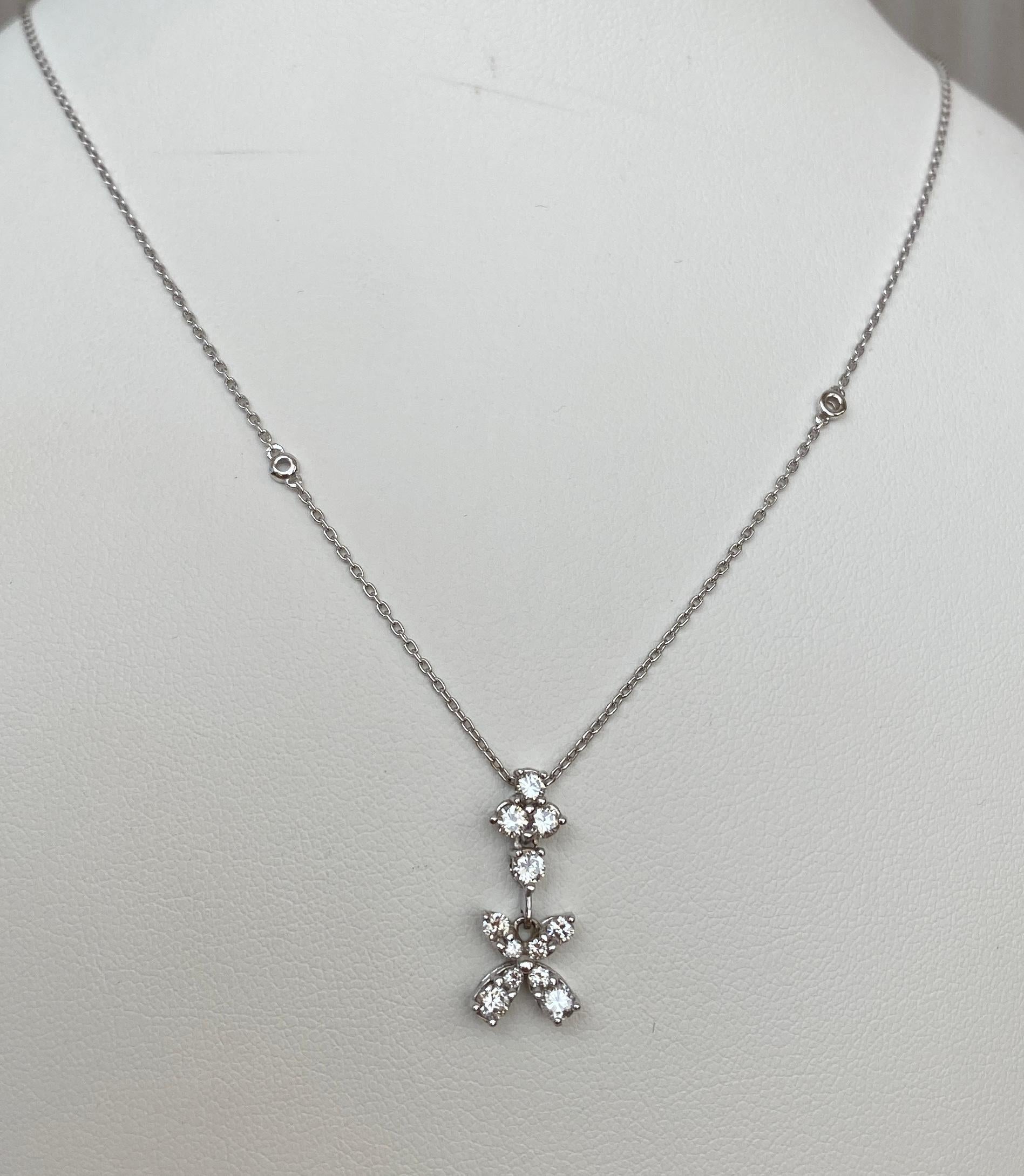 Contemporary 18 kt White gold necklace with diamond pendant For Sale