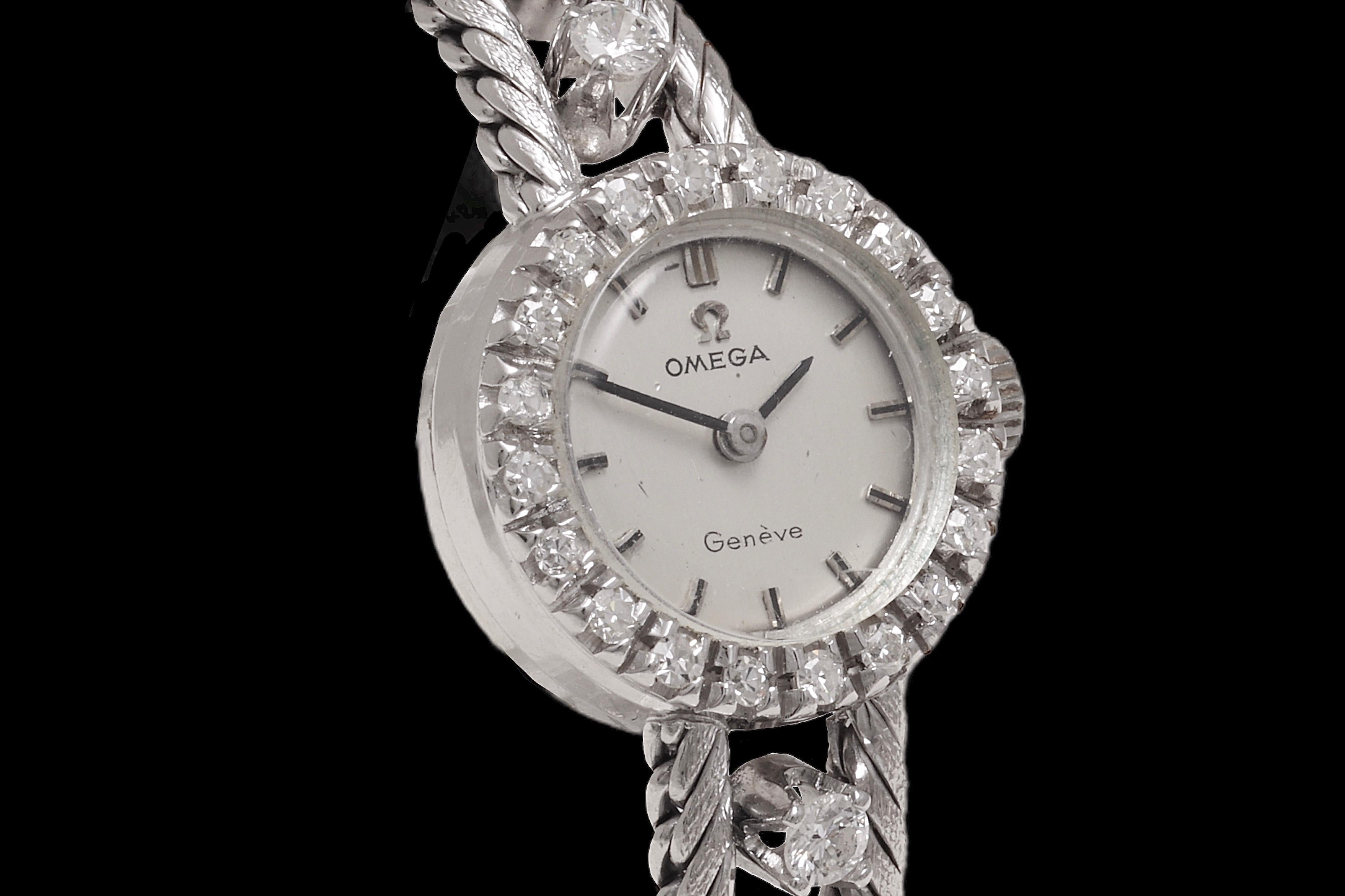 18 kt. White Gold Omega Ladies Automatic Wristwatch with together 1.32 ct. Diamonds

Movement: Automatic

Case: diameter 17.1 mm, thickness 7.1 mm, with diamond bezel together 0.40 ct.

Strap: 18 kt. white gold bracelet strap with together 0.92 ct.