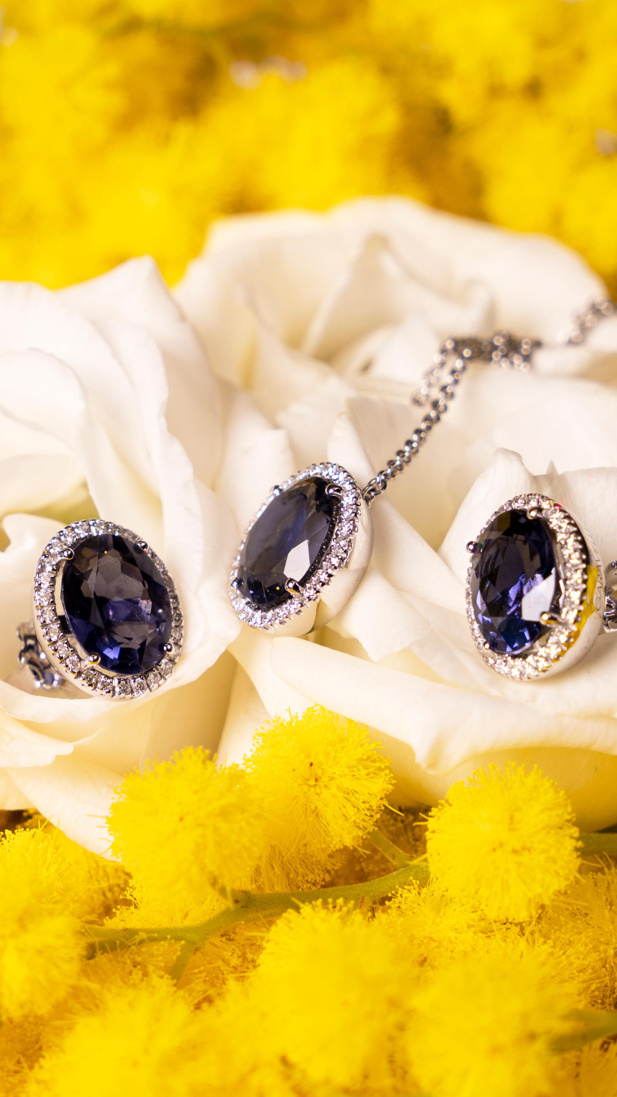 18 Kt White Gold Oval Shape Necklace in Iolite and White Diamond by Garavelli :
Discover timeless elegance with the 18 Kt White Gold Oval Shape Pendant in Iolite and White Diamond by Garavelli, a masterpiece of jewelry artistry.
Crafted from
