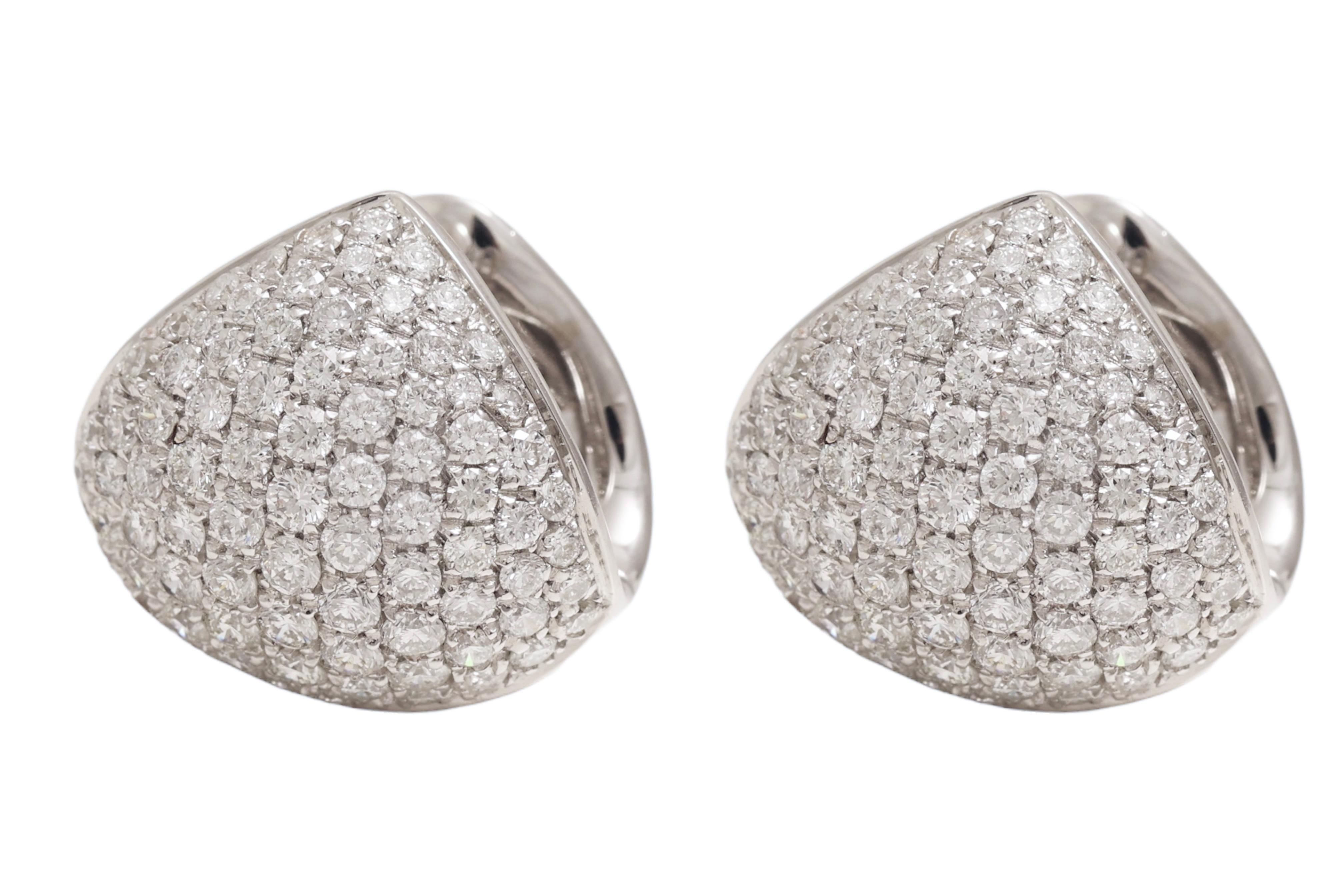 Orecchini con pavé di diamanti in oro bianco 18 Kt

ORECCHINI D'ORO BIANCHI CON DIAMANTI

MATERIALE: oro bianco 18 kt

DIAMANTI: b 2,40 carati di colore E. F. A. B.  / Chiarezza VS

PESO: 14,2 grammi / 0,500 once / 9,1 dwt

DIMENSIONE: 16,2 mm x 15