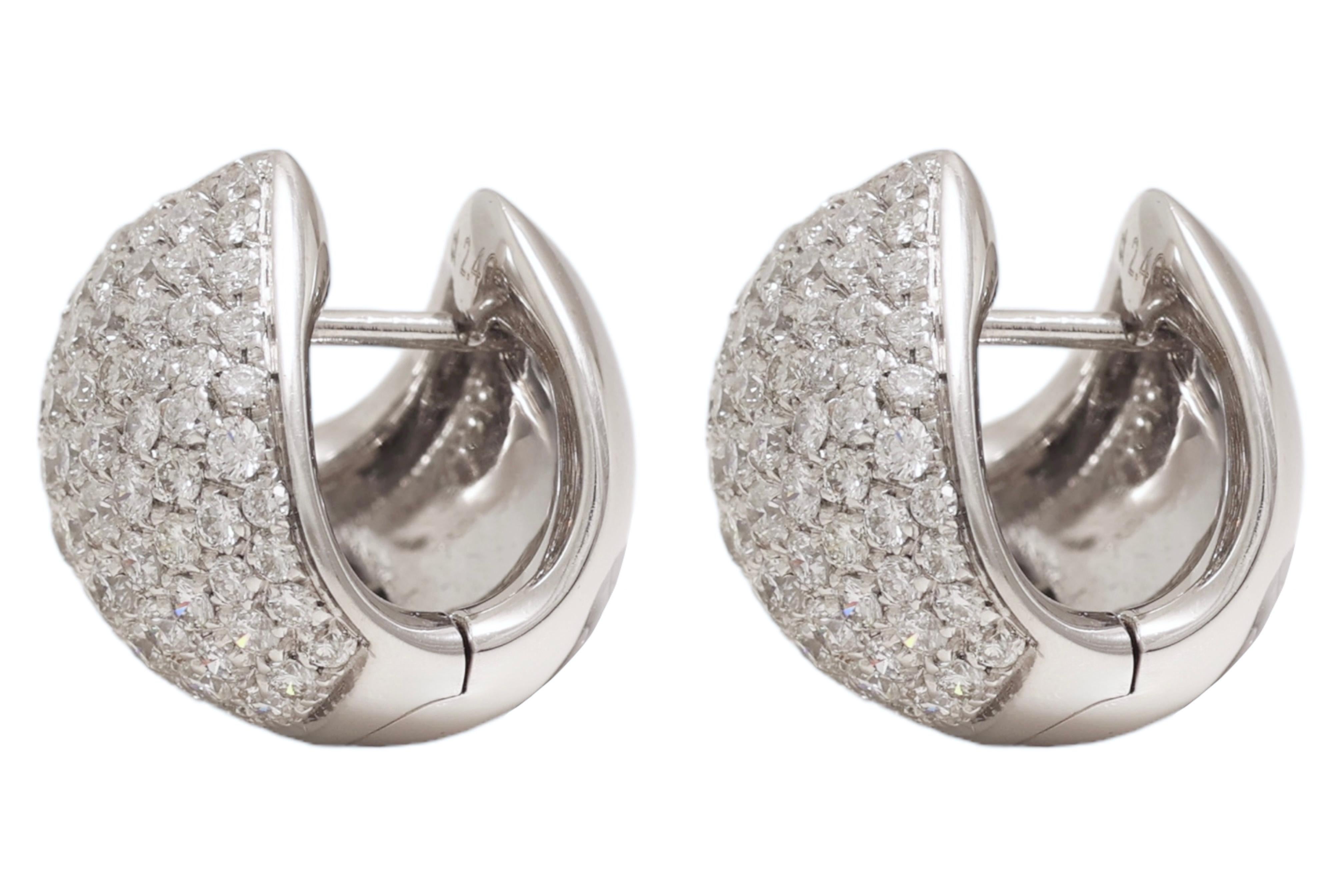 Moderno Orecchini con pavé di diamanti in oro bianco 18 Kt in vendita