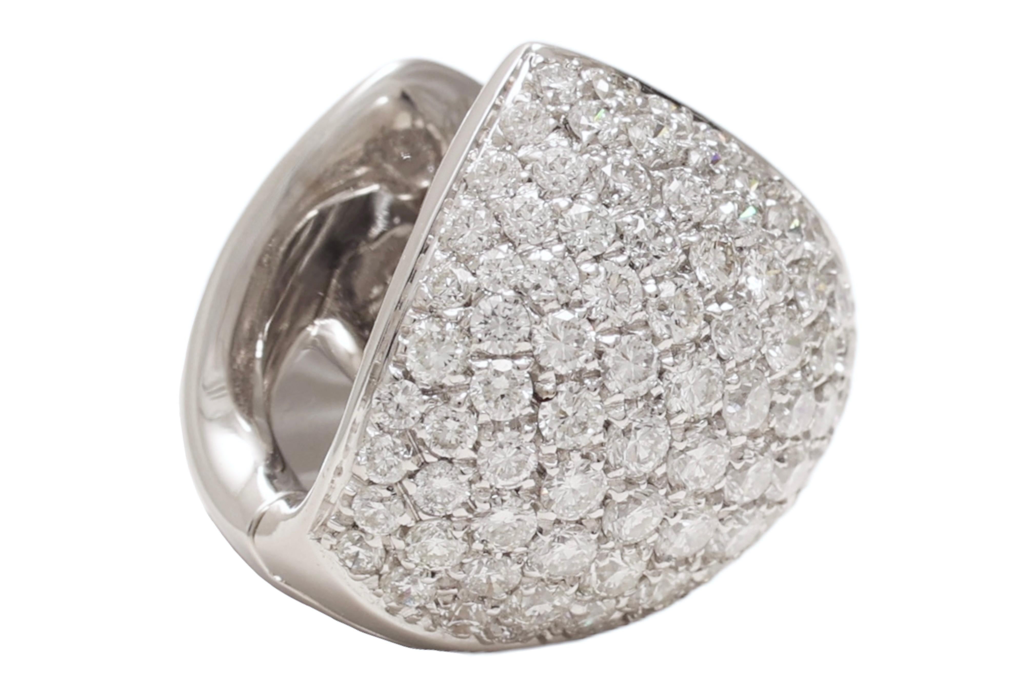 Orecchini con pavé di diamanti in oro bianco 18 Kt In condizioni Nuovo in vendita a Antwerp, BE