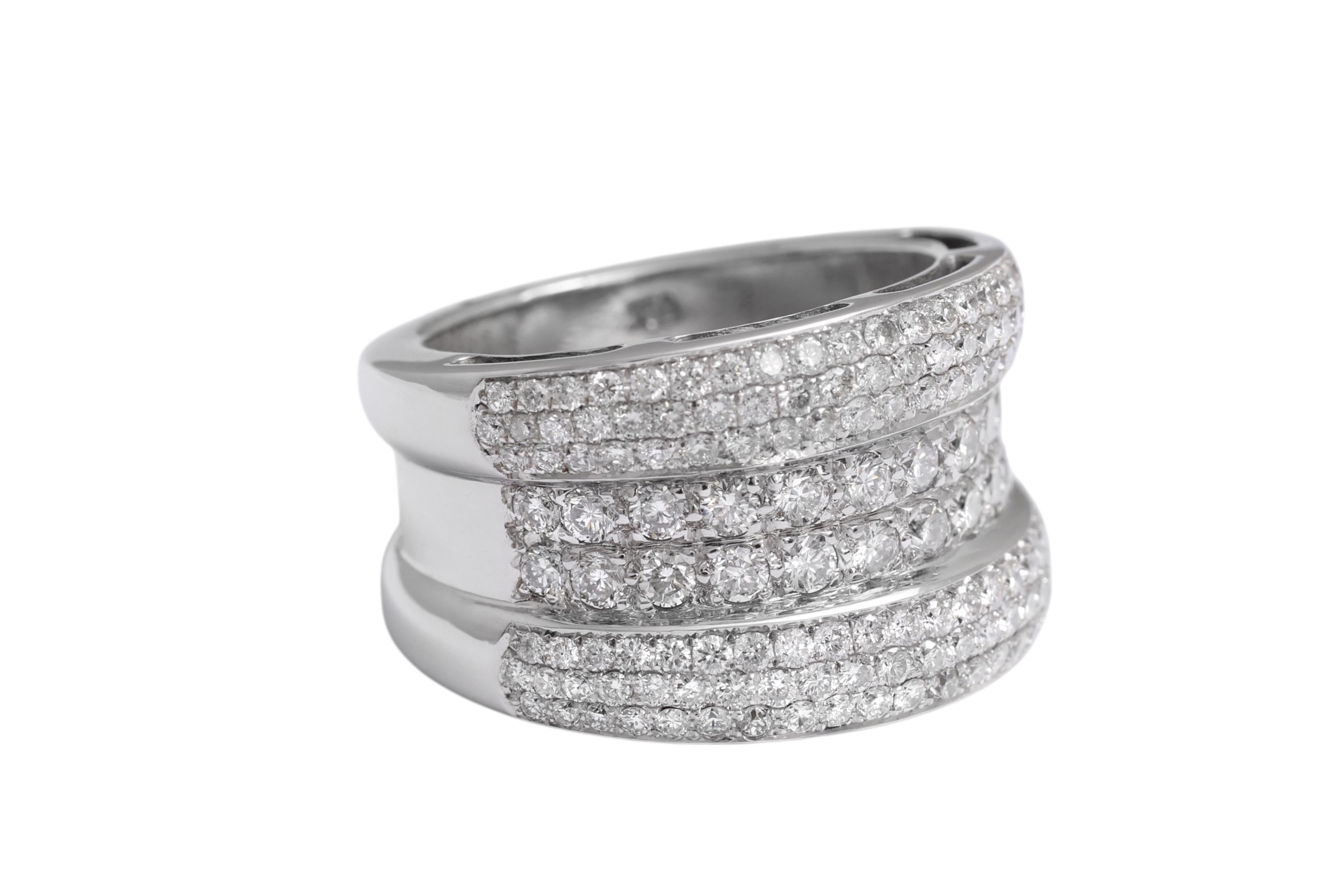 BAGUE EN OR BLANC MASSIF 18 KT PAVÉE DE DIAMANTS

MATERIAL : or blanc massif 18 carats

TAILLE : 55 ( peut être redimensionnée gratuitement )

POIDS : 15,2 grammes / 9,8 dwt / 0,535 oz

DIAMANTS : 160 diamants taille brillant, ensemble 2,15 cts

 