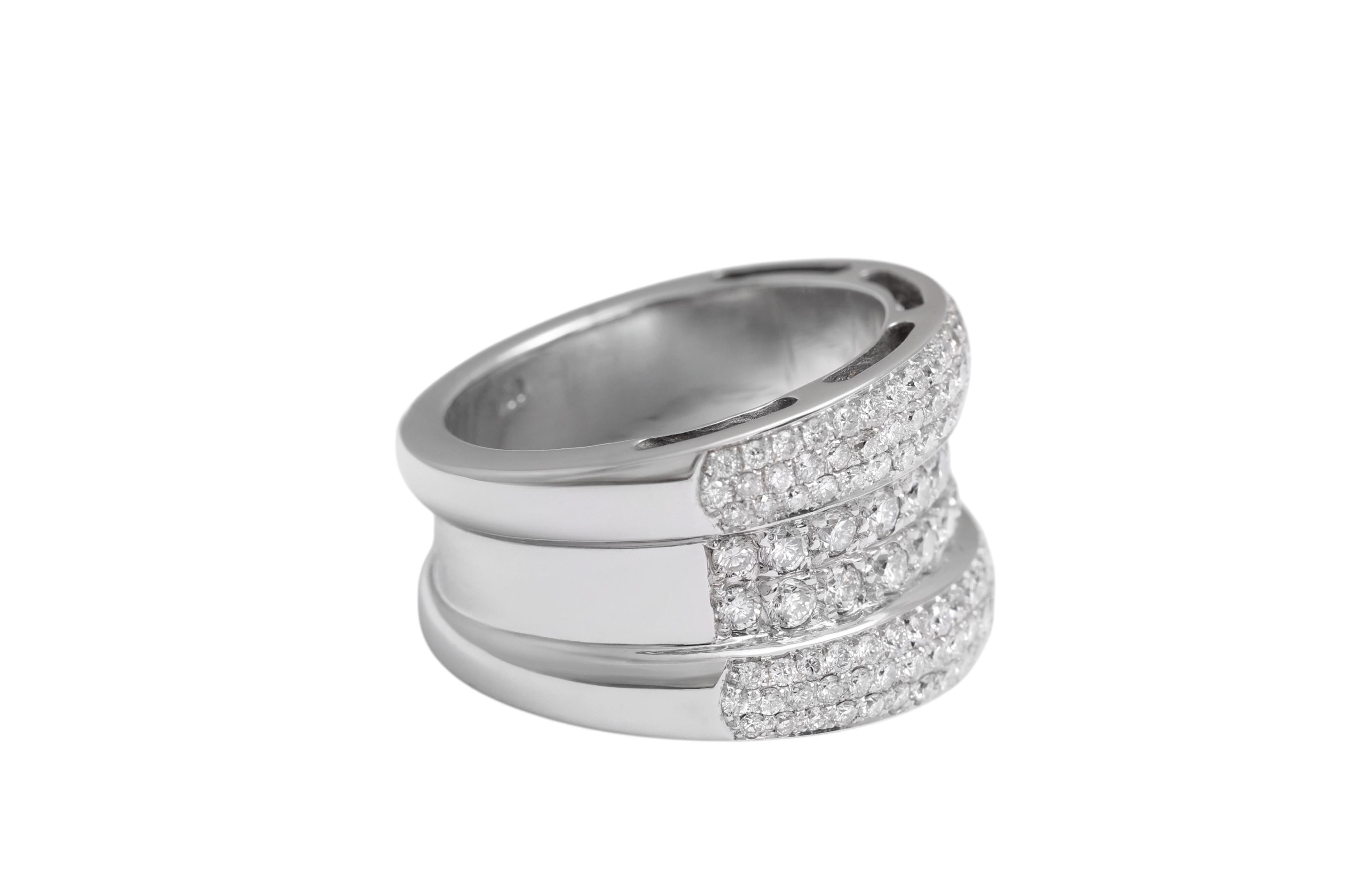 Moderne Bague en or blanc 18 ct à 3 anneaux sertis de diamants pavés en vente