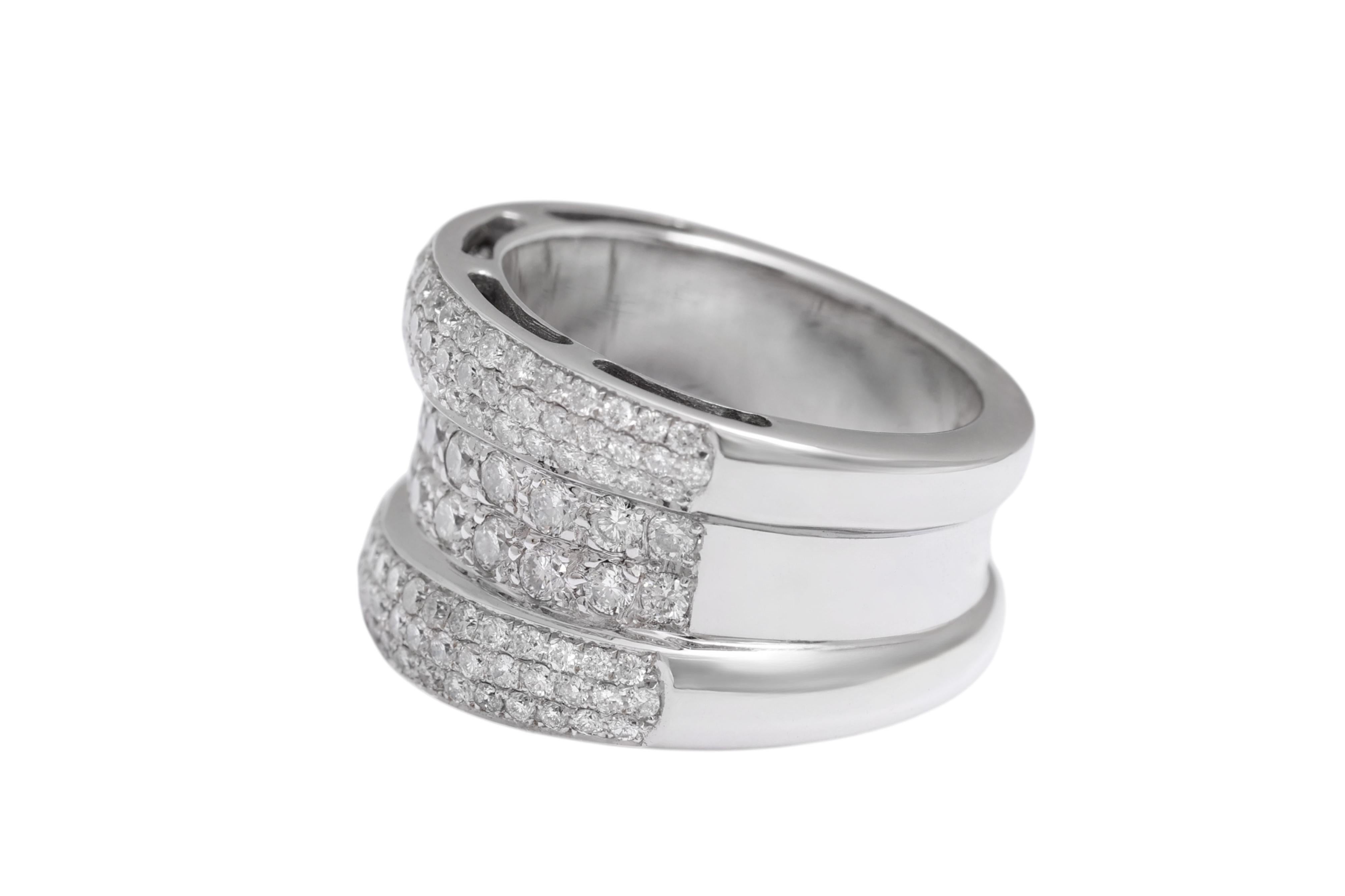 Taille brillant Bague en or blanc 18 ct à 3 anneaux sertis de diamants pavés en vente