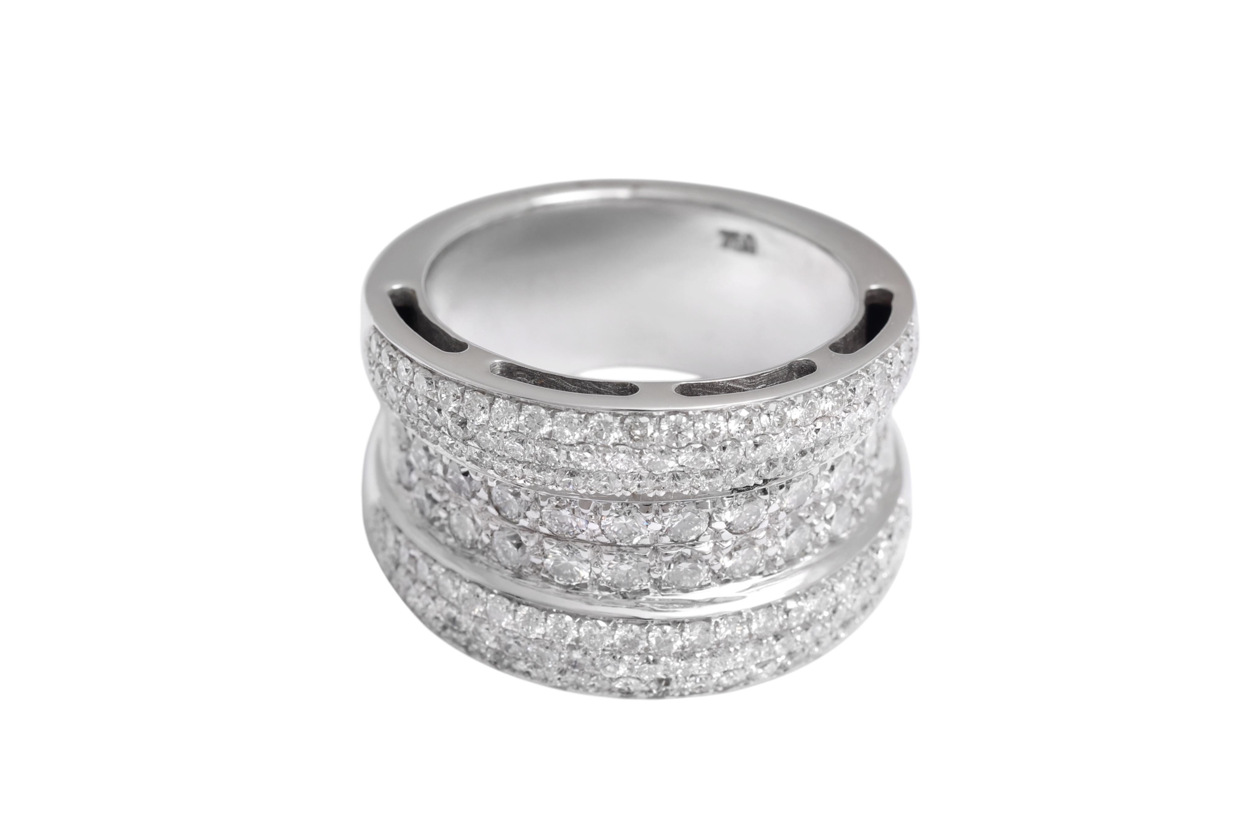 Bague en or blanc 18 ct à 3 anneaux sertis de diamants pavés Neuf - En vente à Antwerp, BE