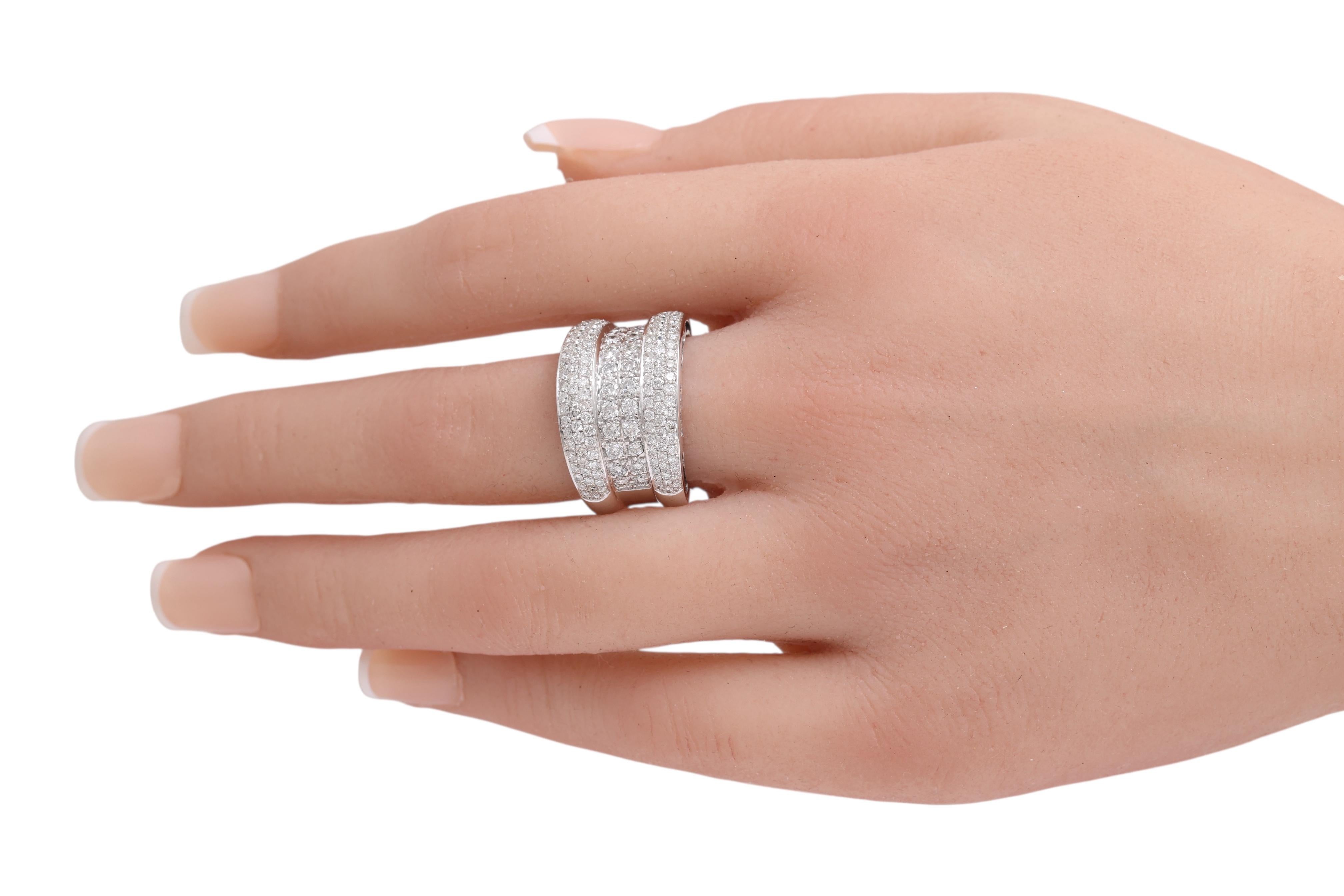 Bague en or blanc 18 ct à 3 anneaux sertis de diamants pavés en vente 1