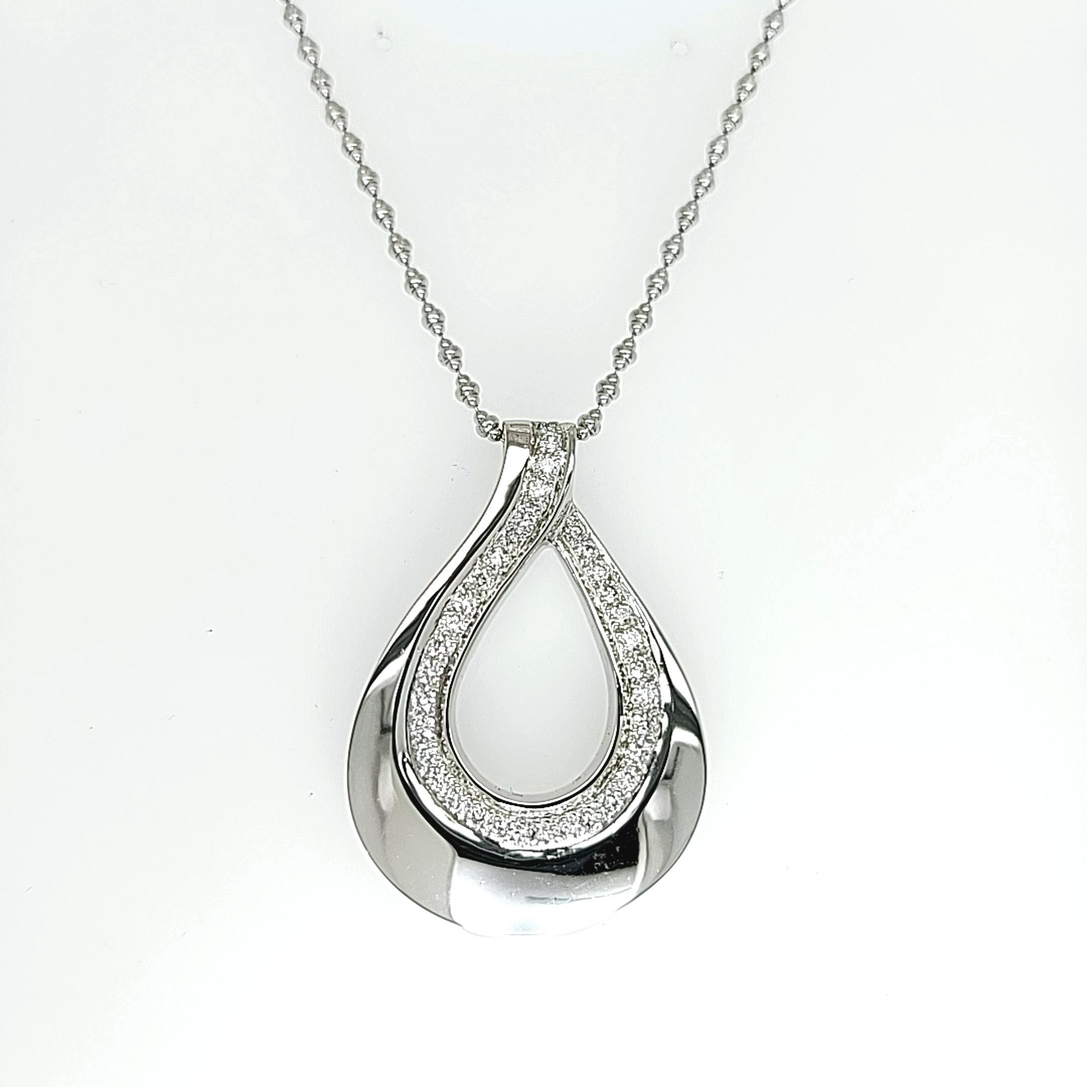 Artigiano Collana con ciondolo a forma di pera in oro bianco 18 carati e diamanti in vendita