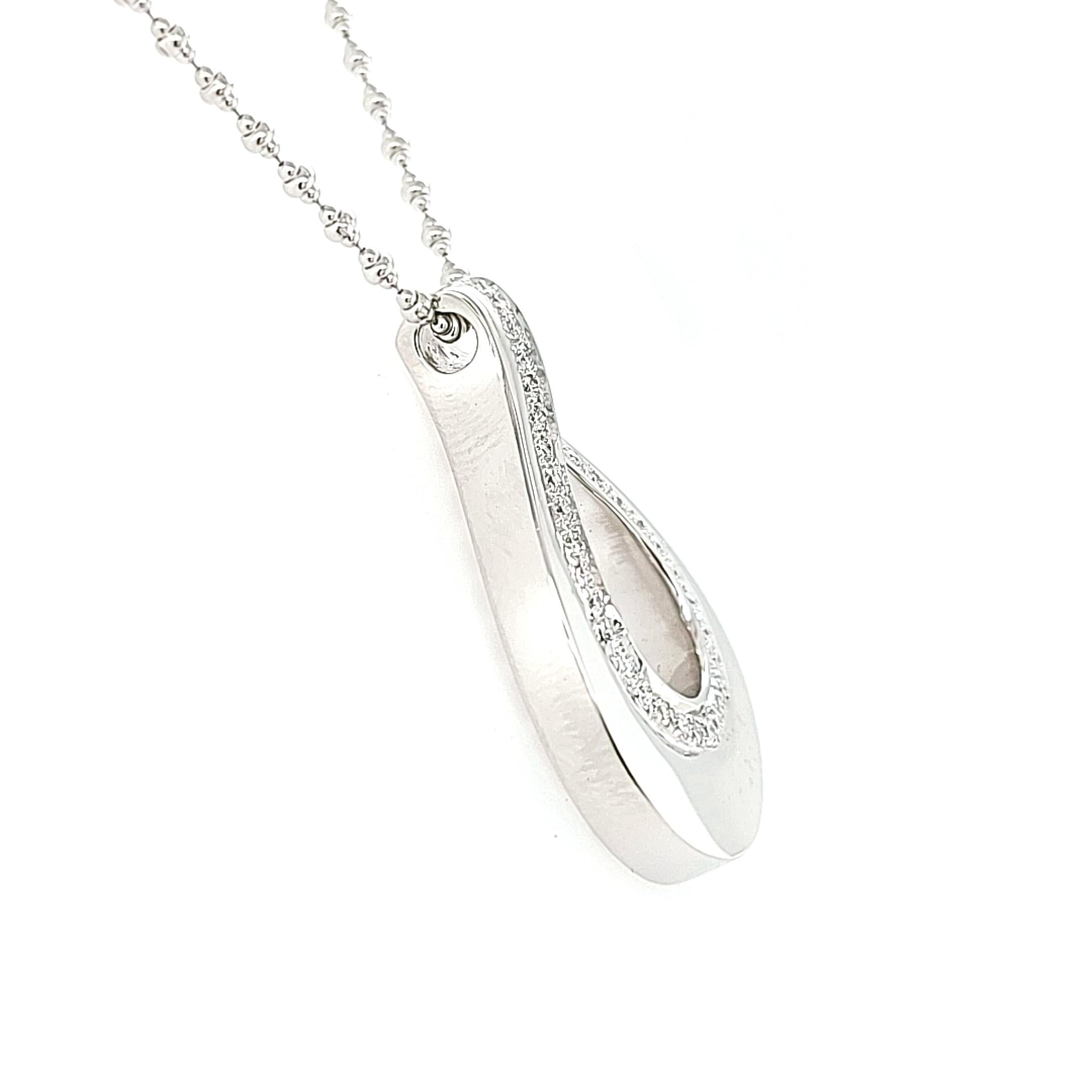 18 Karat White Gold Pear Shaped Pendant Necklace with Diamonds In New Condition For Sale In Antwerp, BE