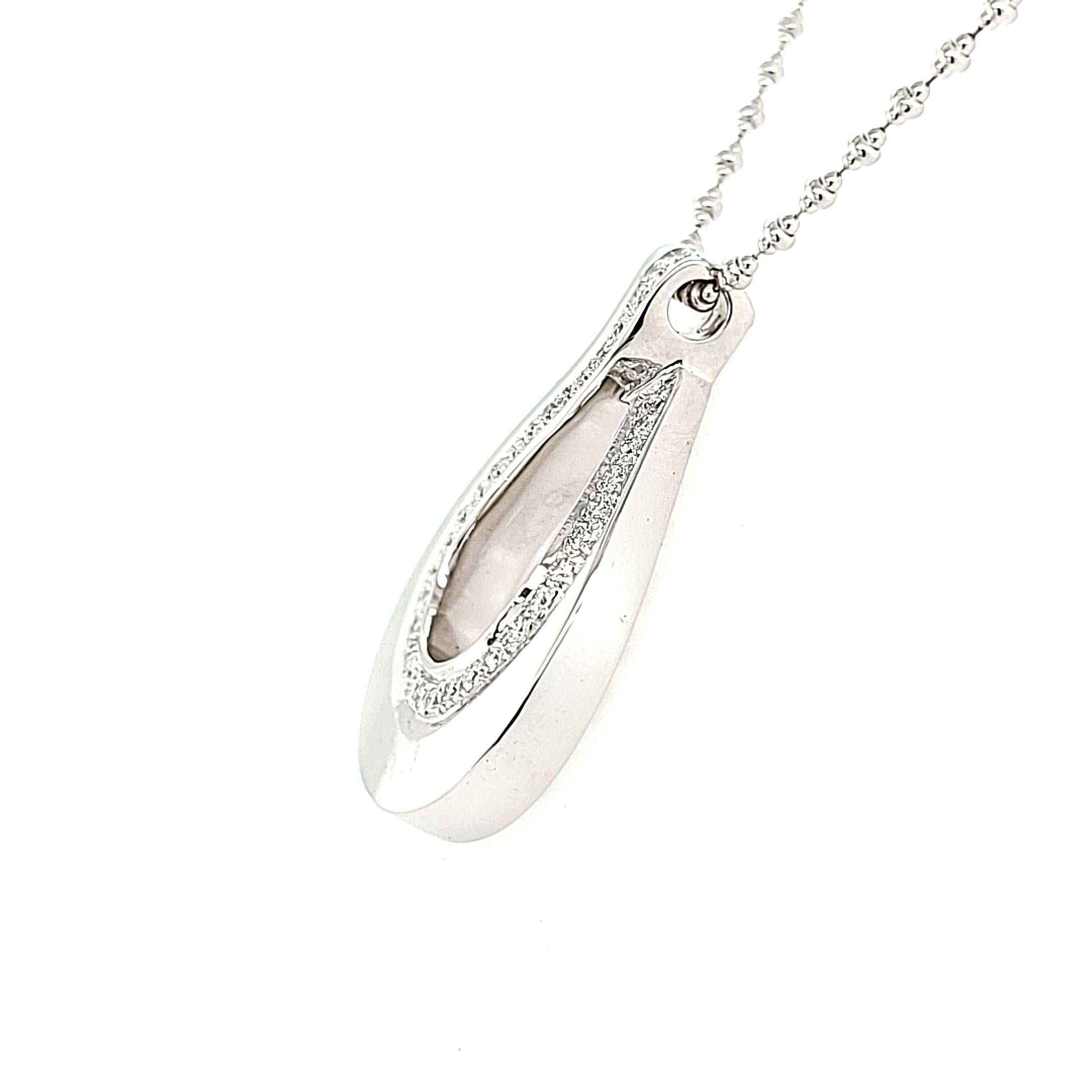 18 Karat White Gold Pear Shaped Pendant Necklace with Diamonds For Sale 1