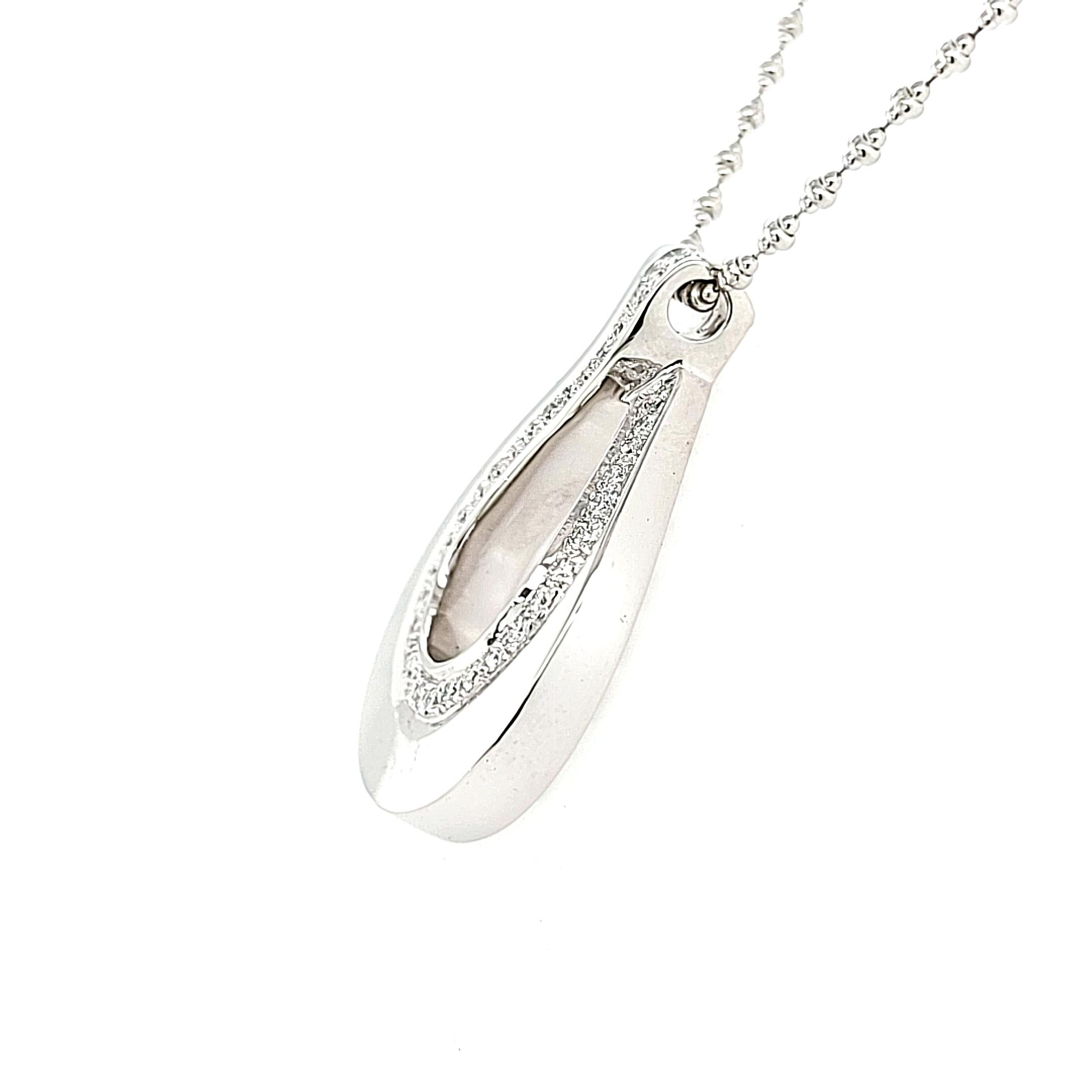 Collana con ciondolo a forma di pera in oro bianco 18 carati e diamanti in vendita 1