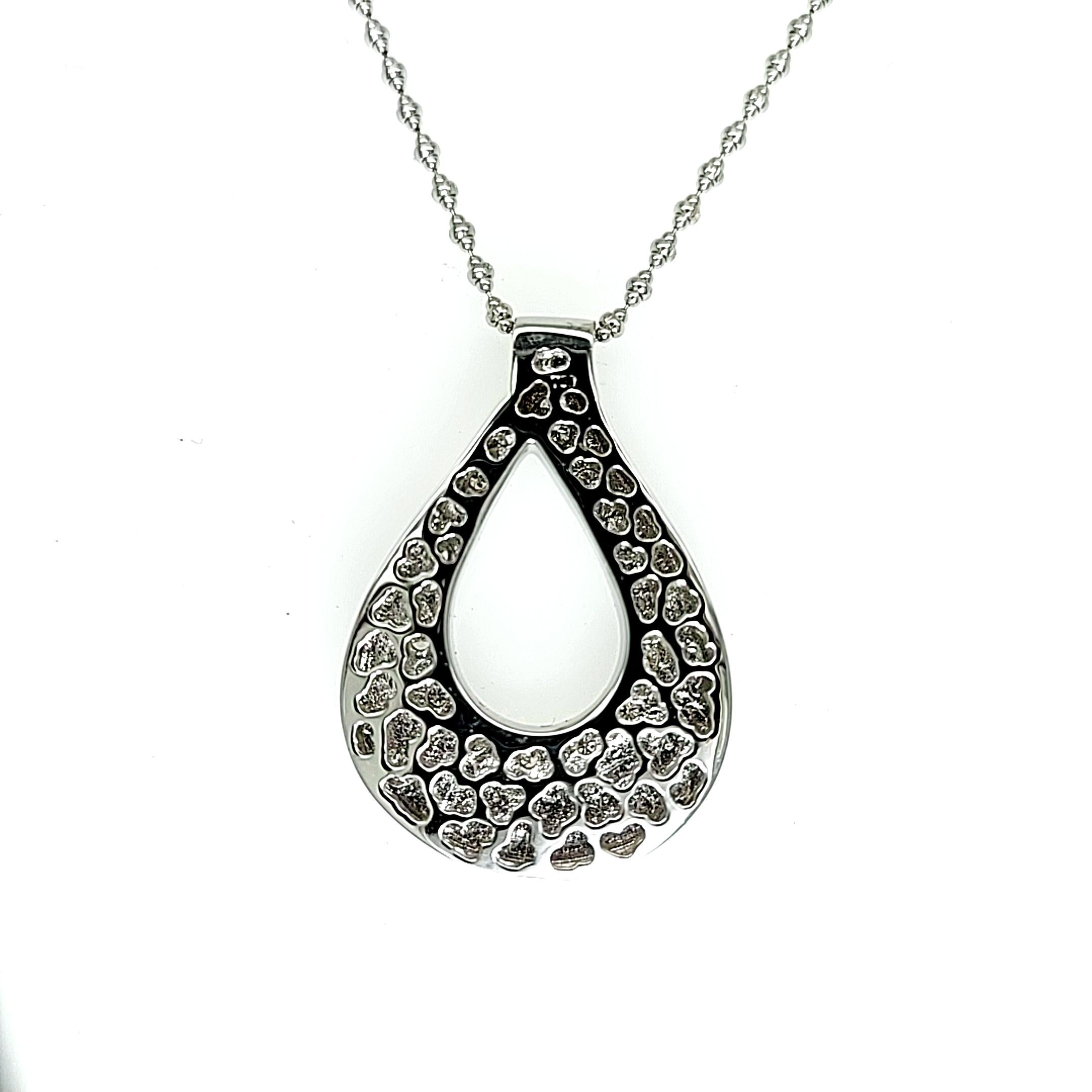 18 Karat White Gold Pear Shaped Pendant Necklace with Diamonds For Sale 2
