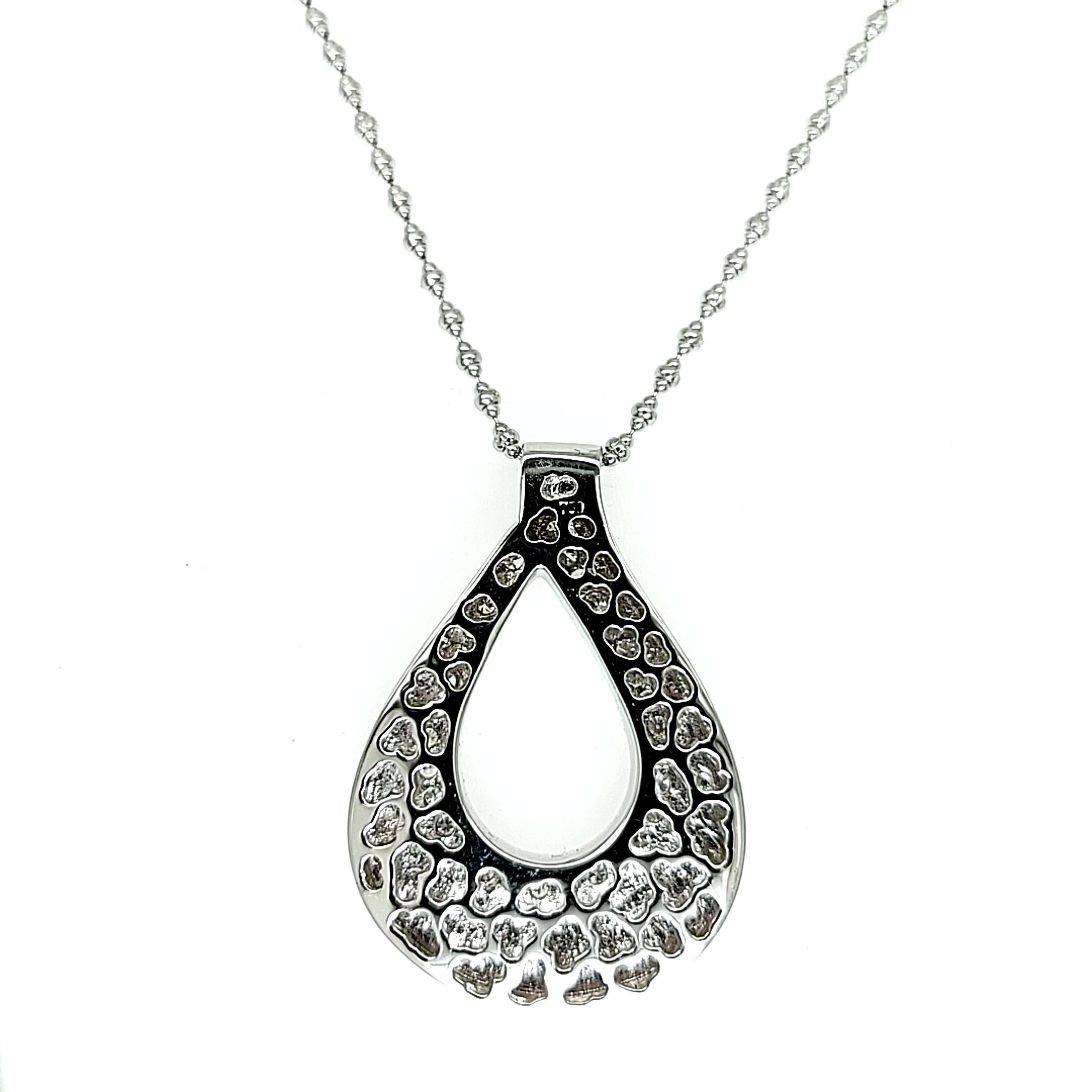 Collana con ciondolo a forma di pera in oro bianco 18 carati e diamanti in vendita 3
