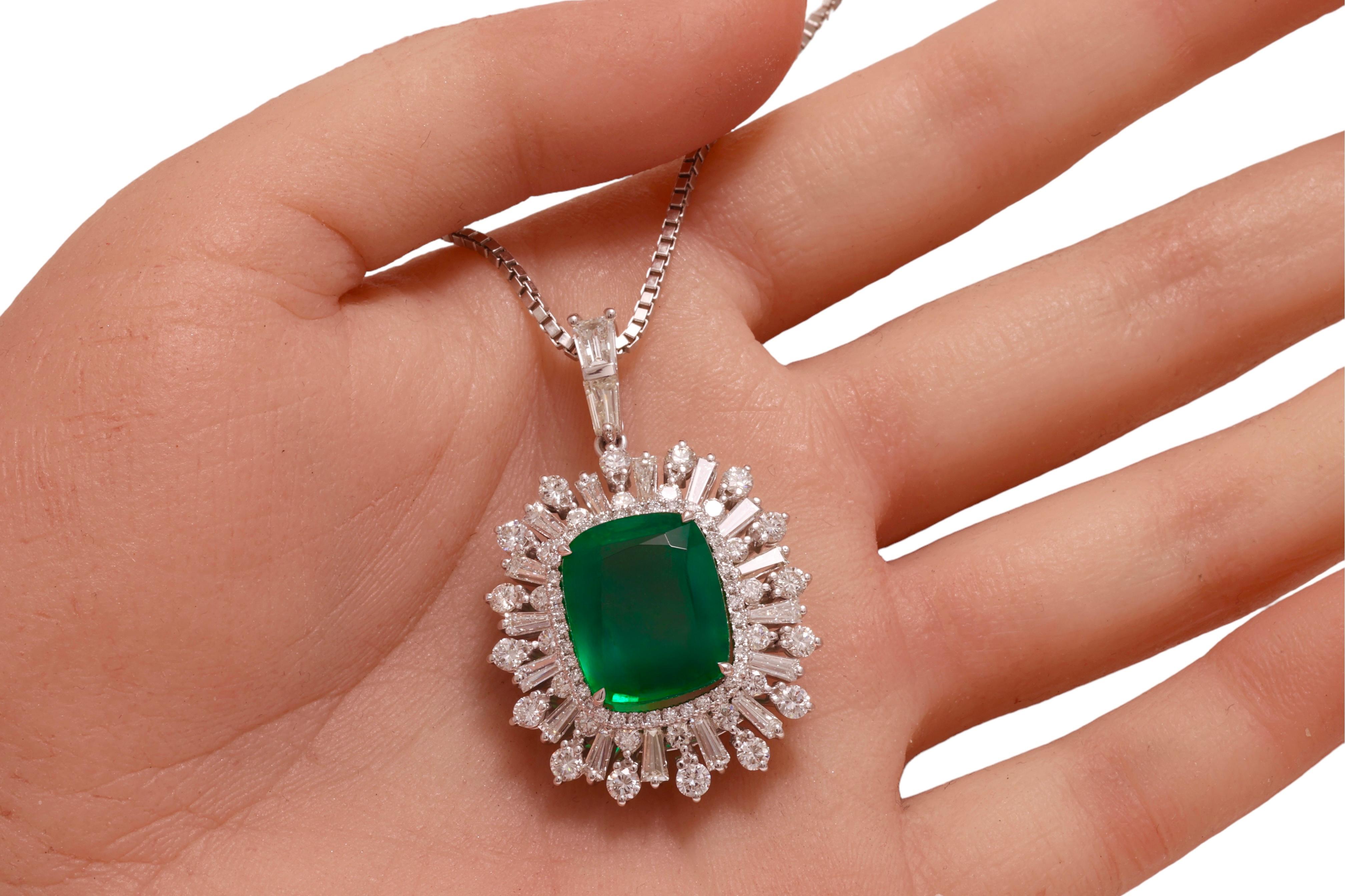 18 Kt White Gold Pendant / Hanger Intense Green Emerald 10.5 Ct & Diamonds For Sale 4