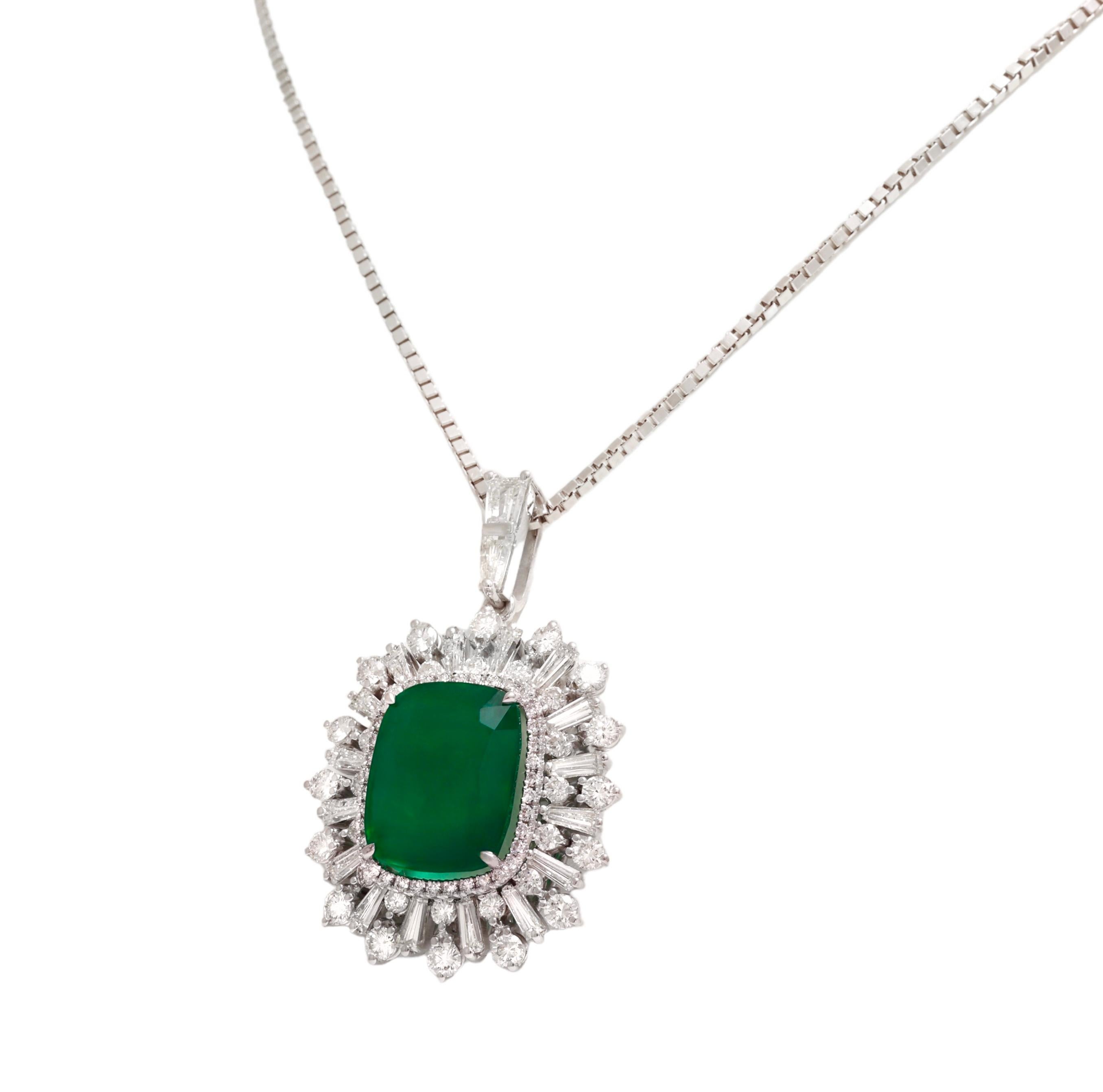 18 Kt White Gold Pendant / Hanger Intense Green Emerald 10.5 Ct & Diamonds In New Condition For Sale In Antwerp, BE