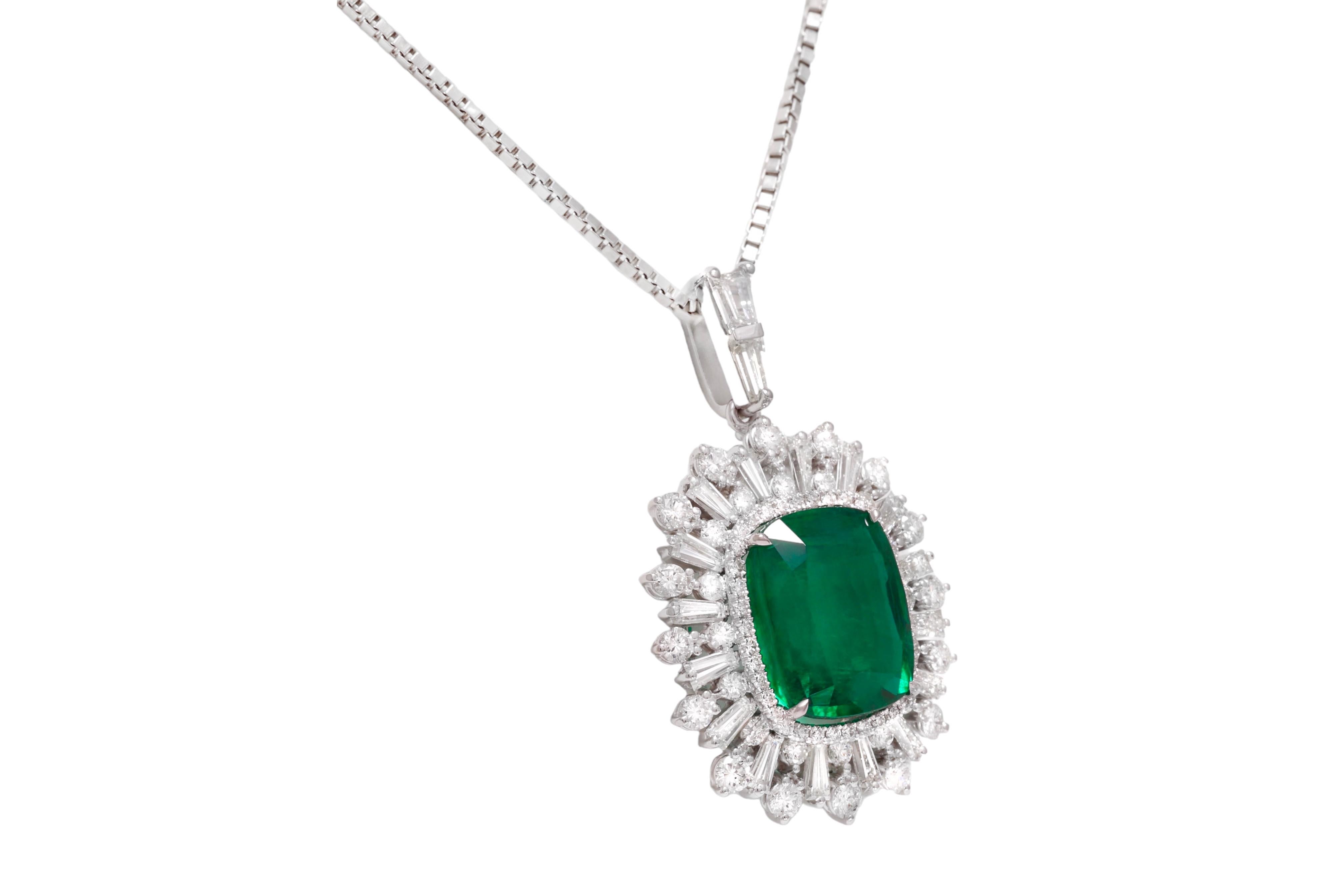 Women's or Men's 18 Kt White Gold Pendant / Hanger Intense Green Emerald 10.5 Ct & Diamonds For Sale