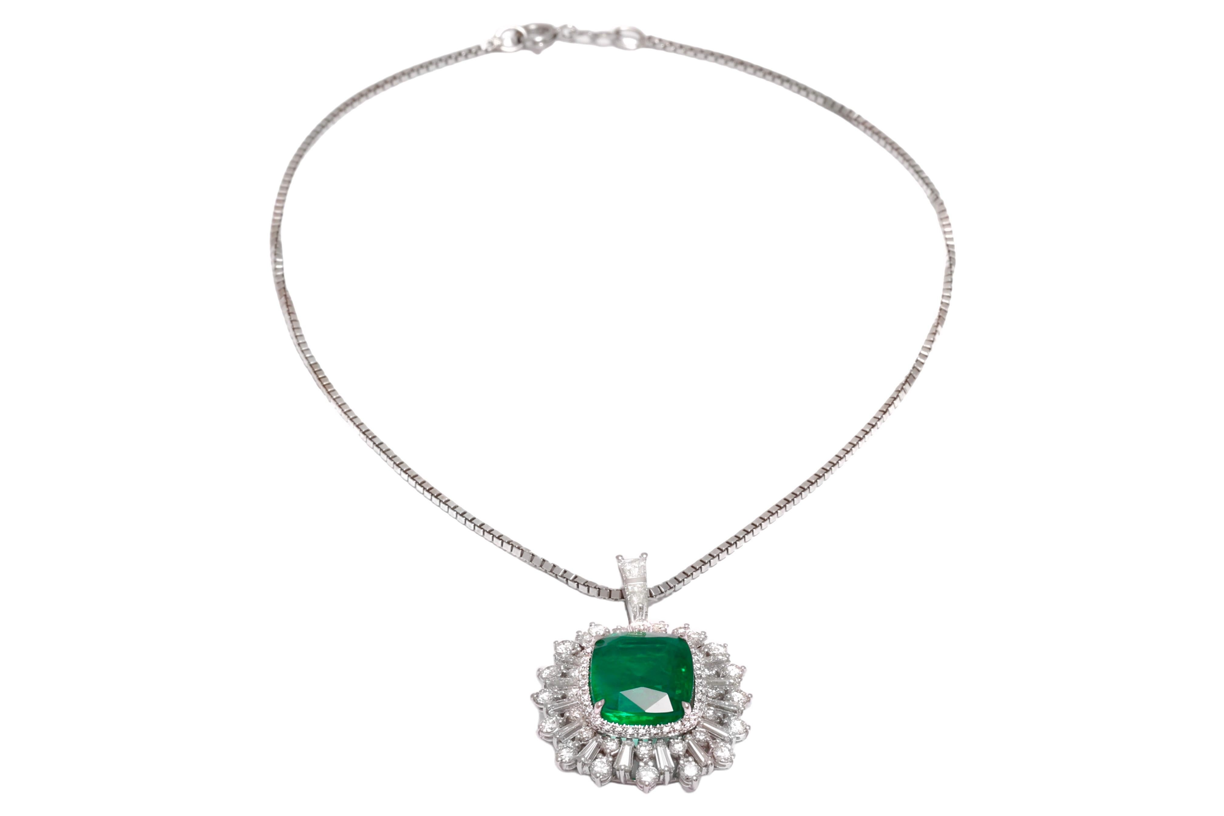 18 Kt White Gold Pendant / Hanger Intense Green Emerald 10.5 Ct & Diamonds For Sale 1