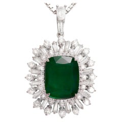 Pendentif / cintre en or blanc 18 carats avec émeraude verte intense de 10,5 carats et diamants