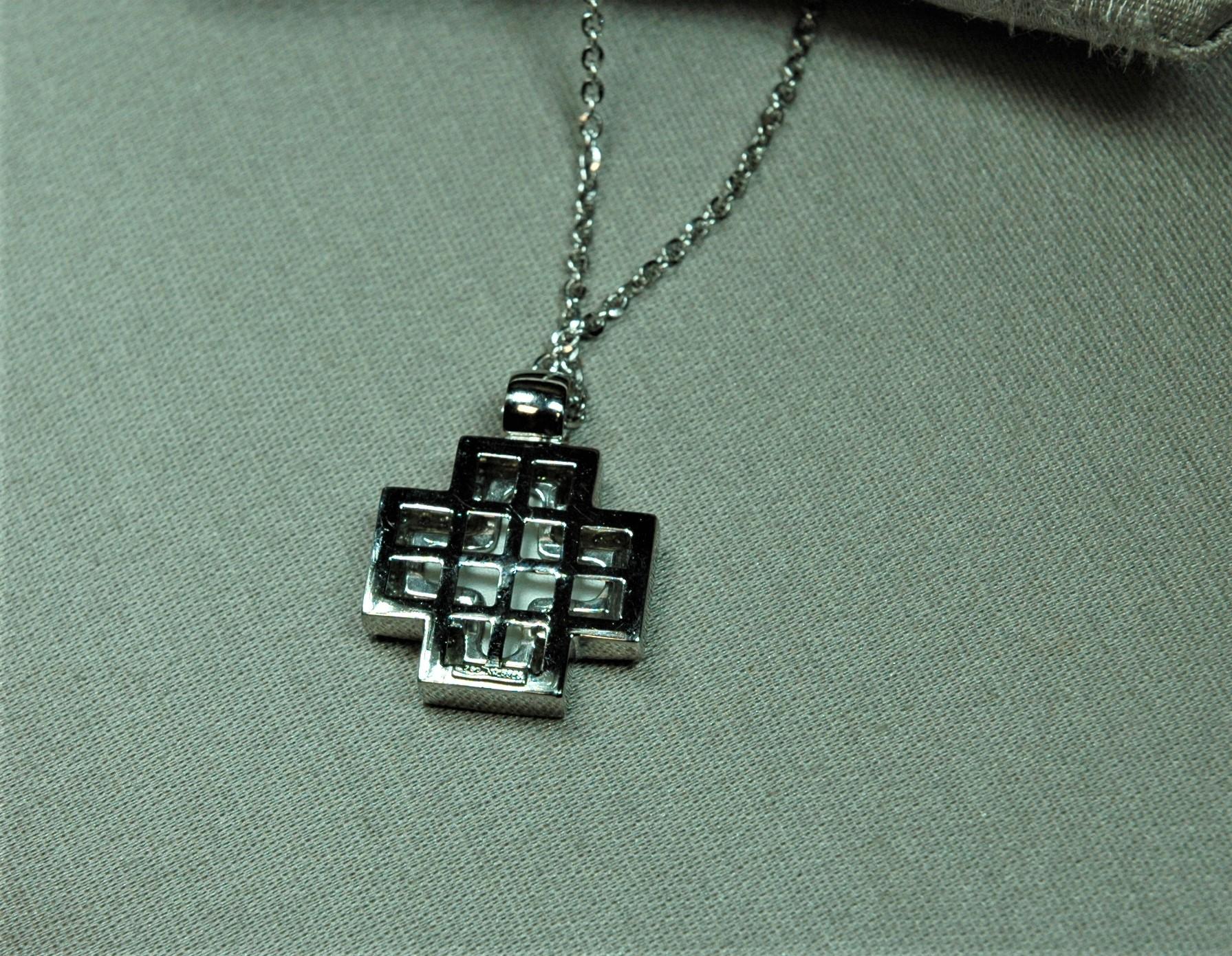 Brilliant Cut 18 Kt, White Gold Pendant Necklace Square Cross, Diamonds, White Mother of Pearl For Sale