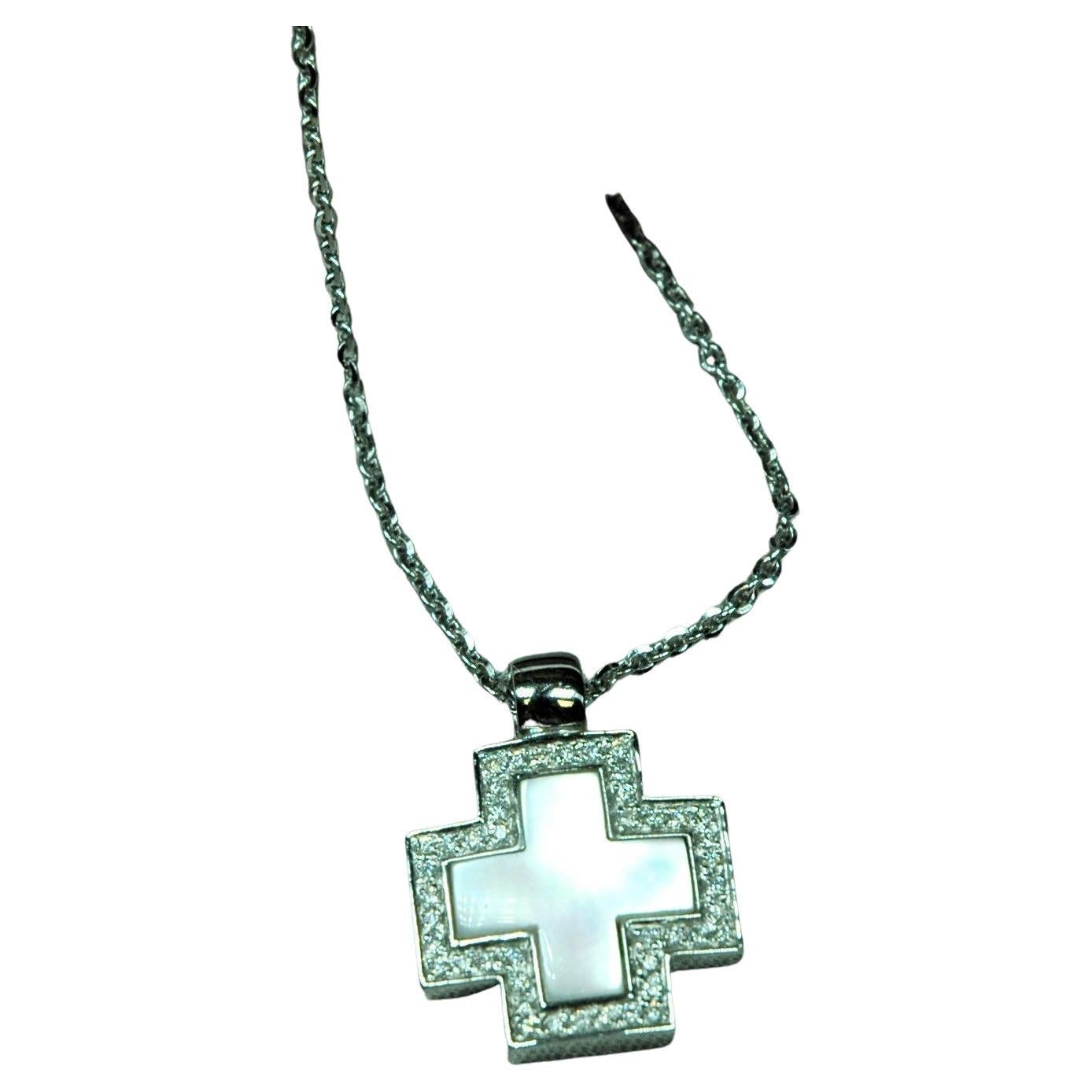 Collier pendentif en or blanc 18 carats avec croix carrée en diamants et nacre blanche en vente