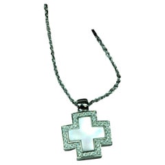 Collier pendentif en or blanc 18 carats avec croix carrée en diamants et nacre blanche