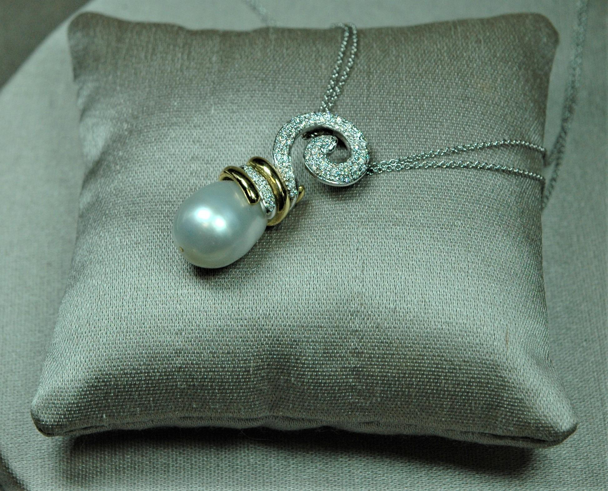 Original collier à deux brins en or blanc avec un très beau pendentif en or blanc et jaune avec des diamants taille brillant (ct.0,50) et une perle d'Australie en forme de goutte.