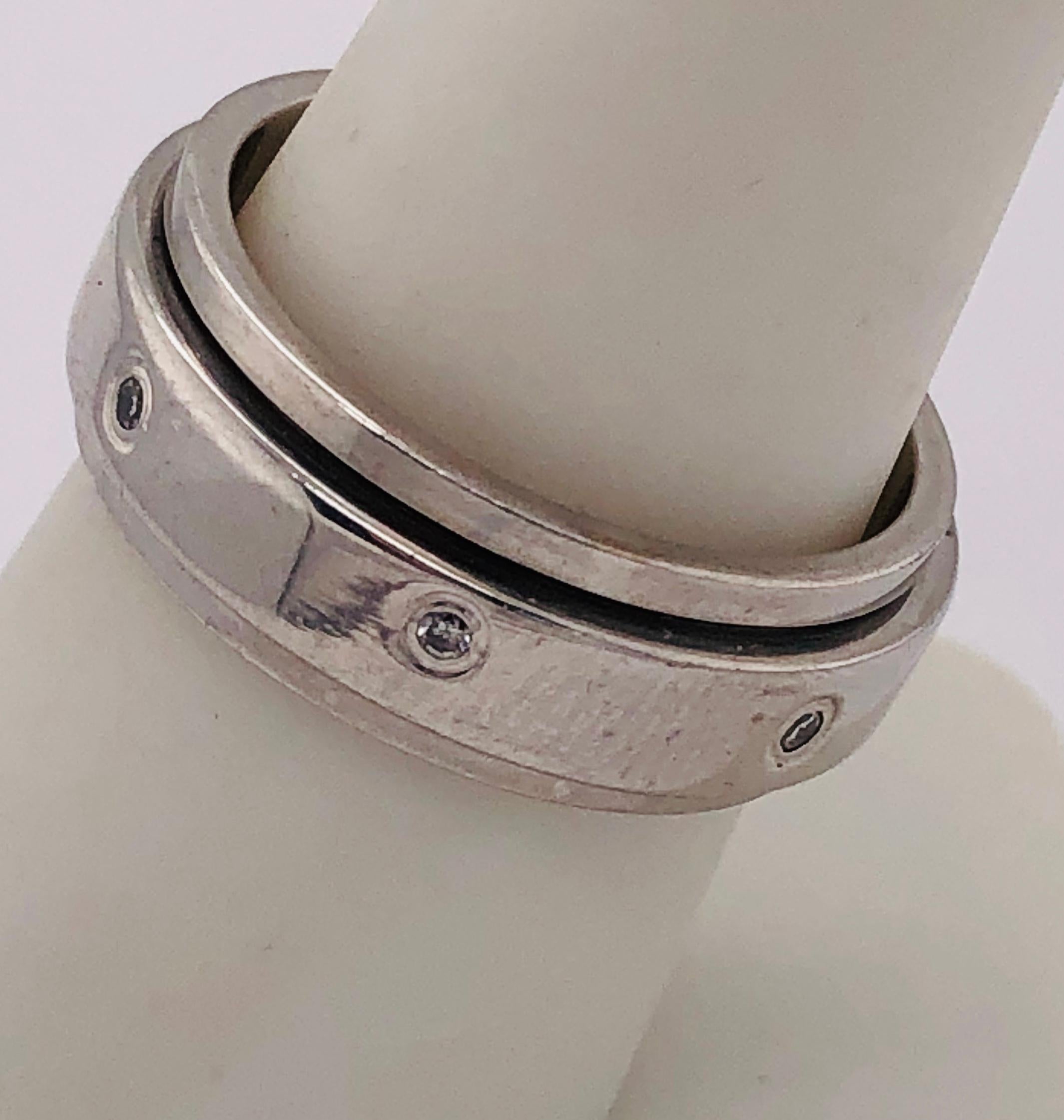 Piaget, alliance tournante de luxe en or blanc 18 carats et diamants Bon état - En vente à Manhasset, NY