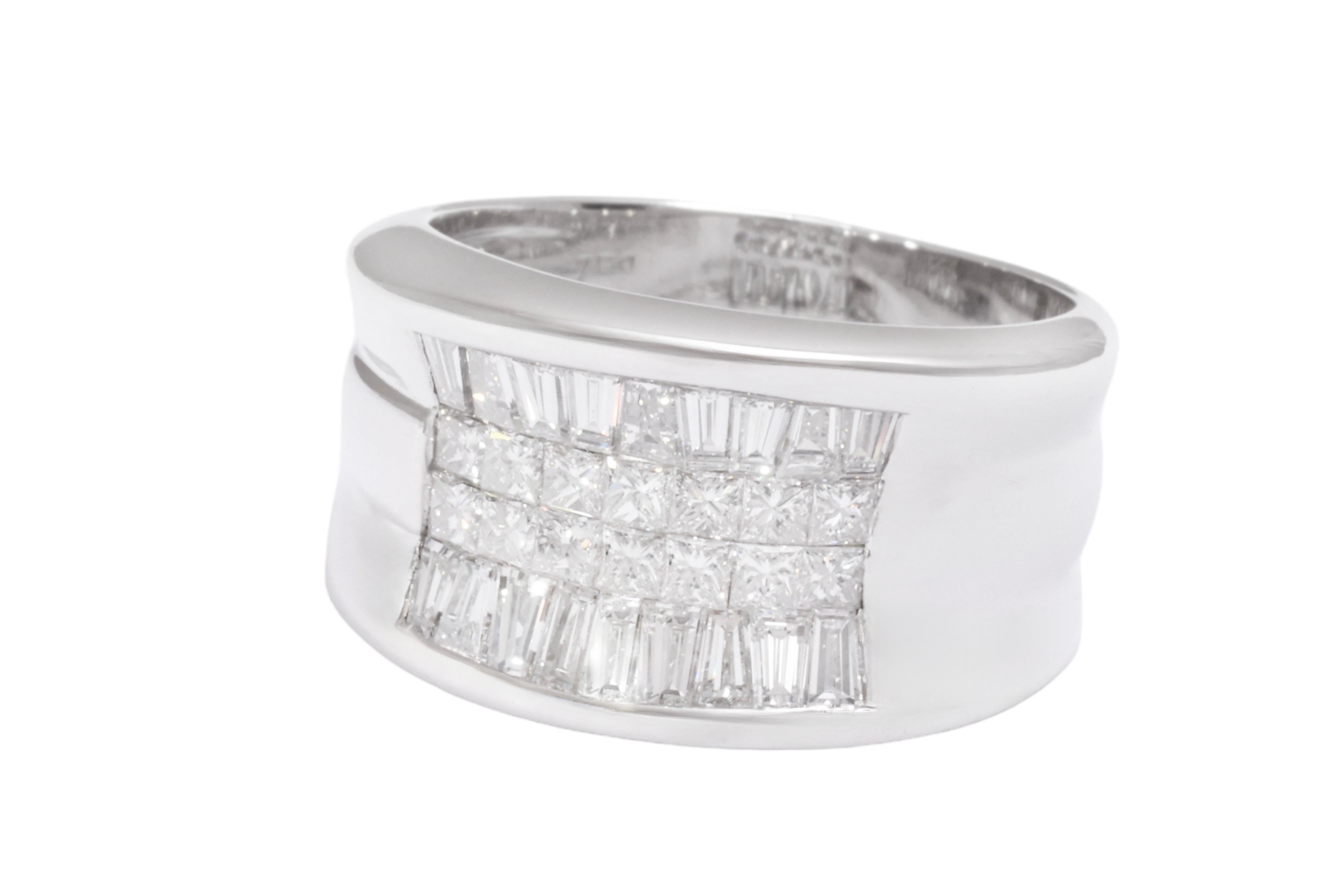 MODERN WHITE GOLDEN RING WITH PRINCESS & TAPERED BAGUETTE DIAMONDS

MATERIAL: 18 kt solid white gold

SIZE: 59 EU  /  8 3/4 US

WEIGHT: 13.1 grams 8/ 8.4 dwt / 0.460 oz 

DIAMONDS: princess an baguette cut diamonds, together 1.5 cts