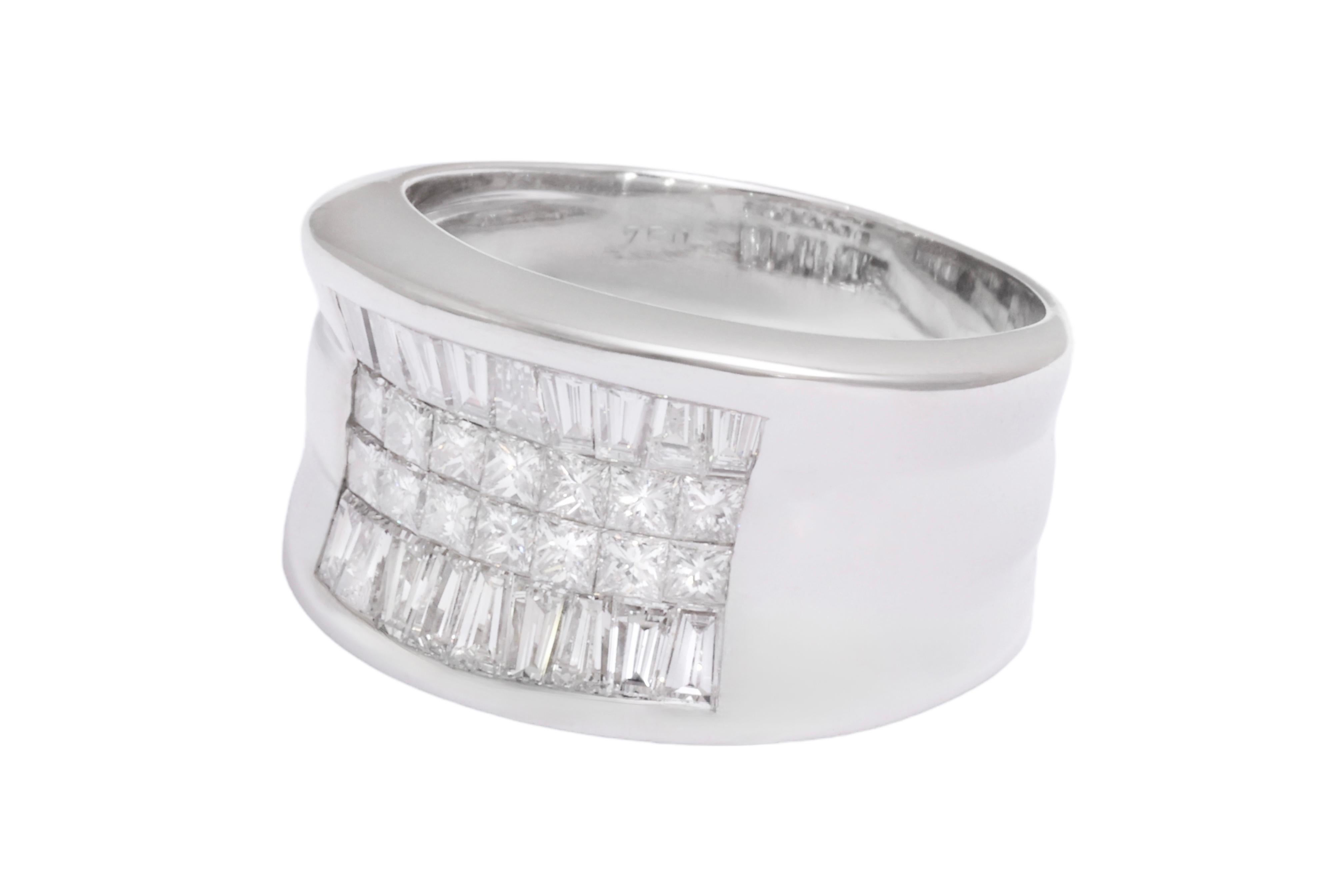 Modern 18 Kt White Gold Princess & Tapered Baguette Diamond Ring For Sale