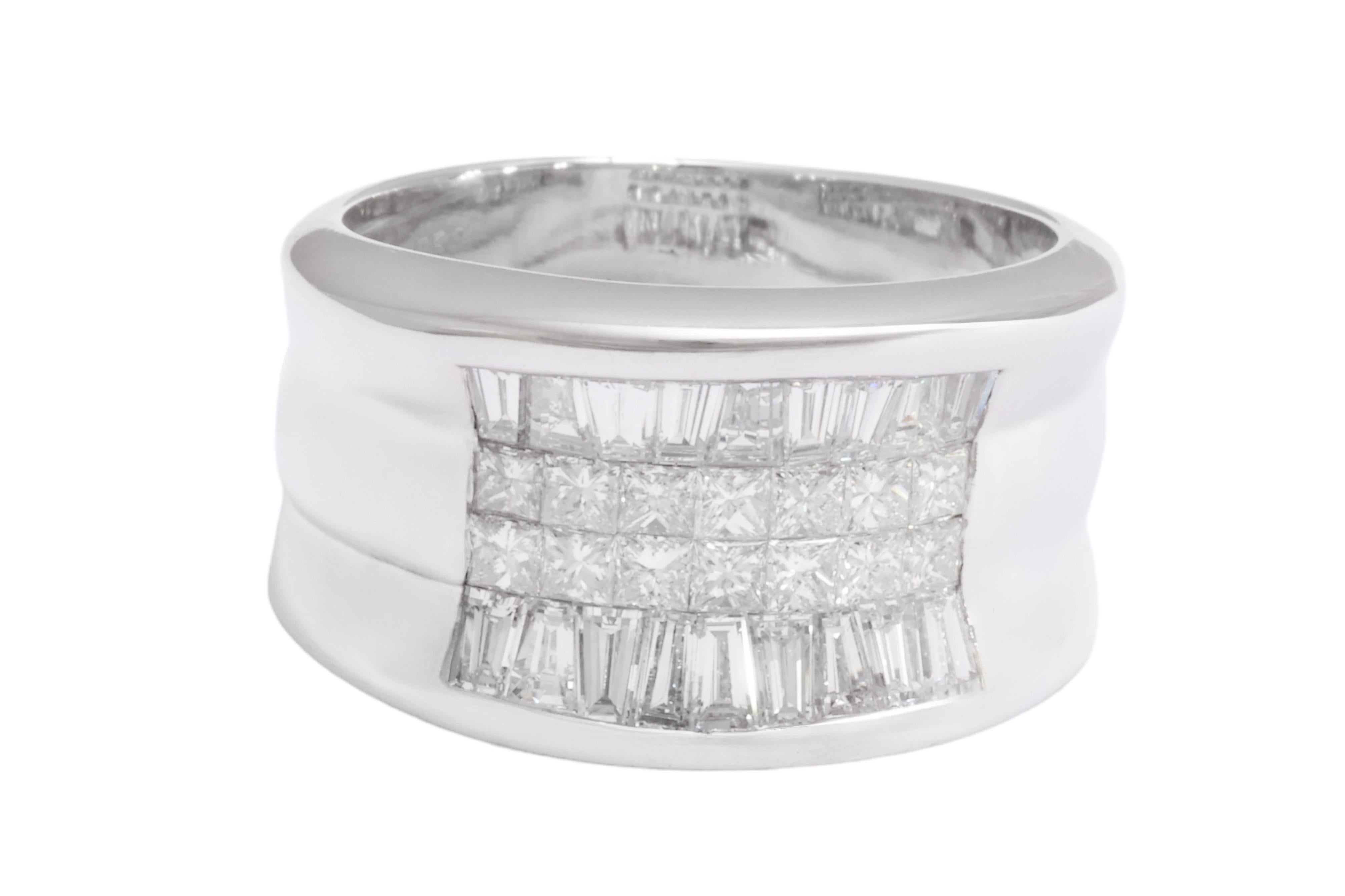 18 Kt White Gold Princess & Tapered Baguette Diamond Ring In New Condition For Sale In Antwerp, BE
