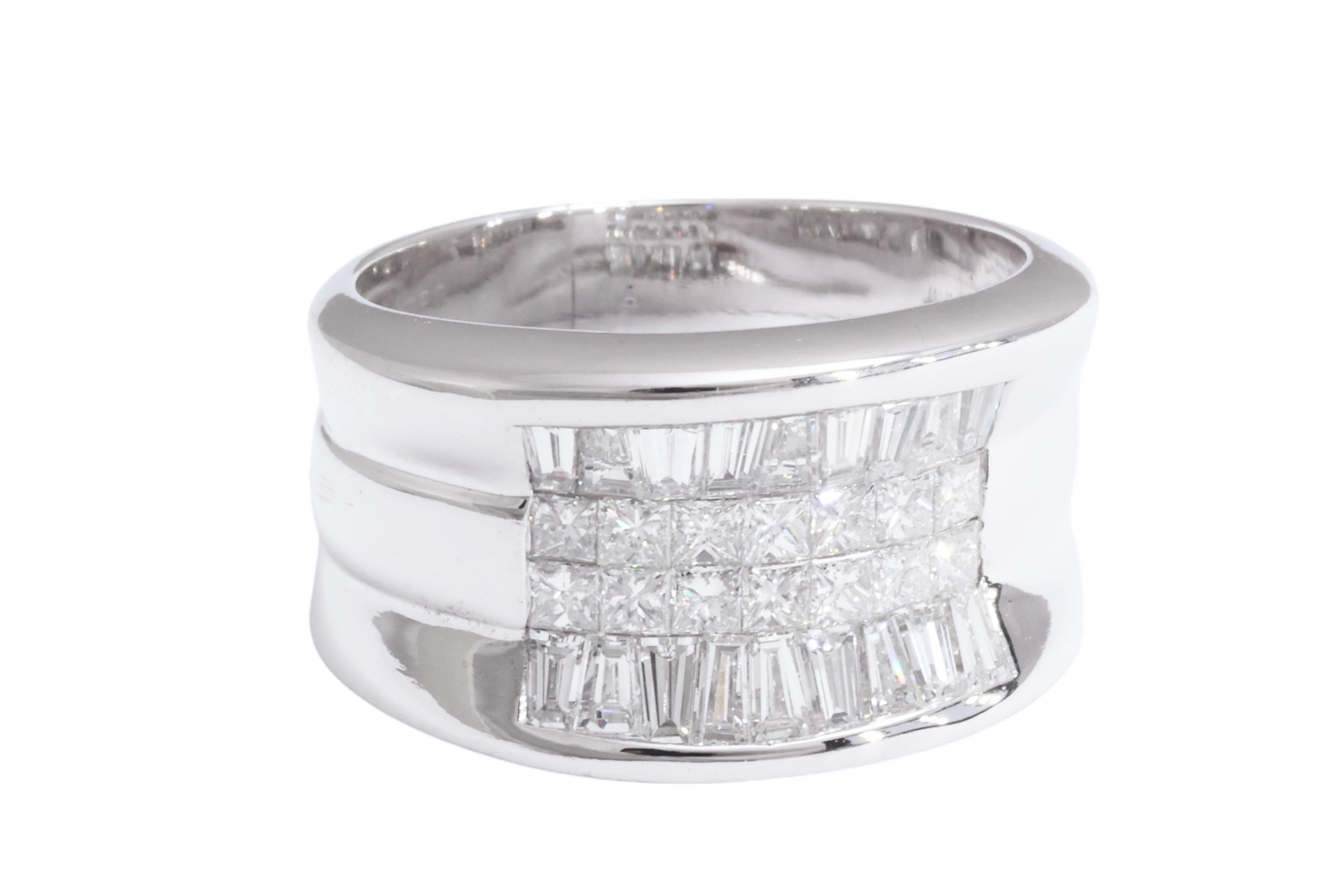 Women's 18 Kt White Gold Princess & Tapered Baguette Diamond Ring For Sale