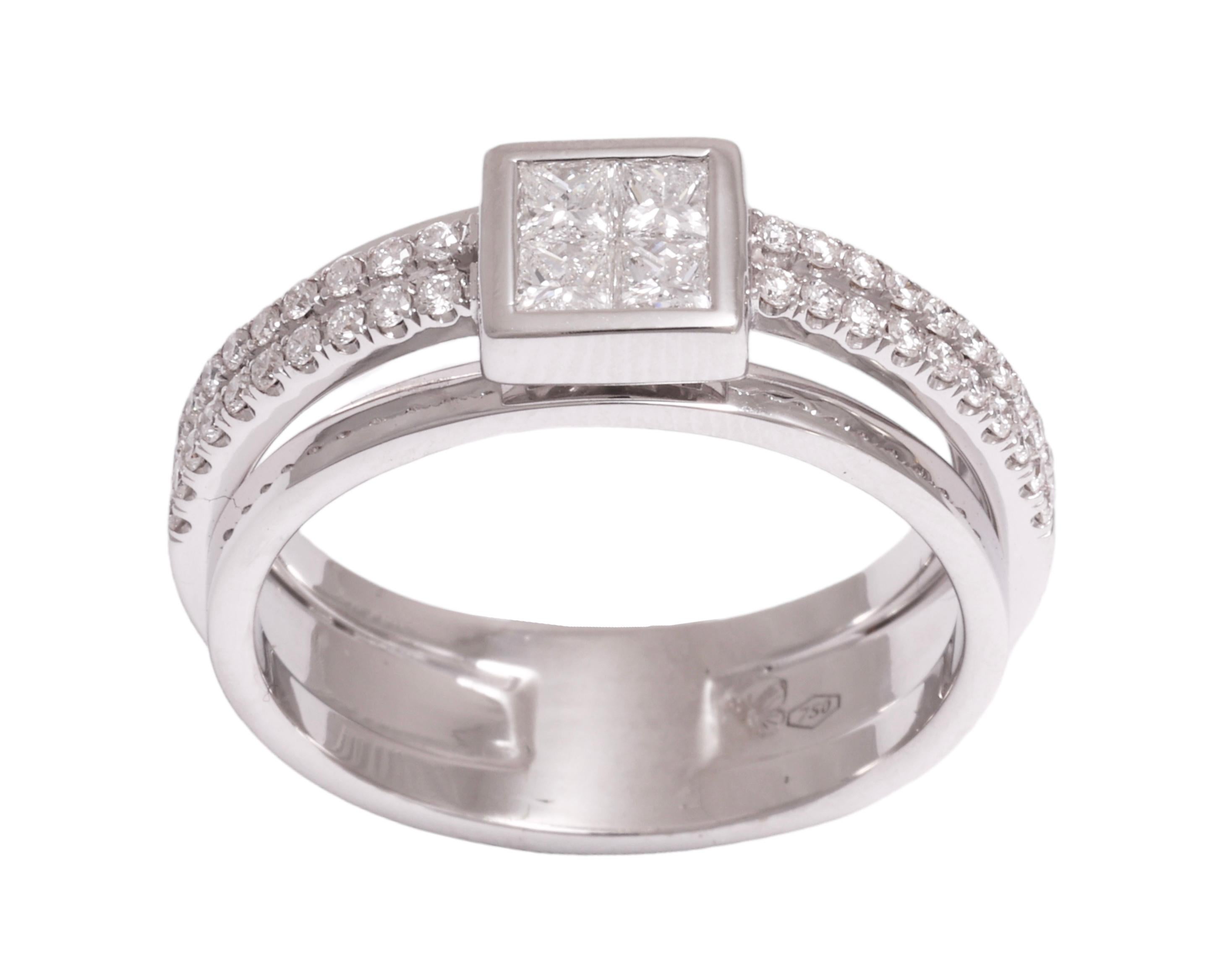 Magnifico 18 kt. Anello in oro bianco con 1.05 ct. Incastonatura invisibile di diamanti con taglio Princess e Brilliante

Diamanti: 4 diamanti taglio princesse incastonati a scomparsa per un totale di 0,49 ct. Sembra un diamante Big