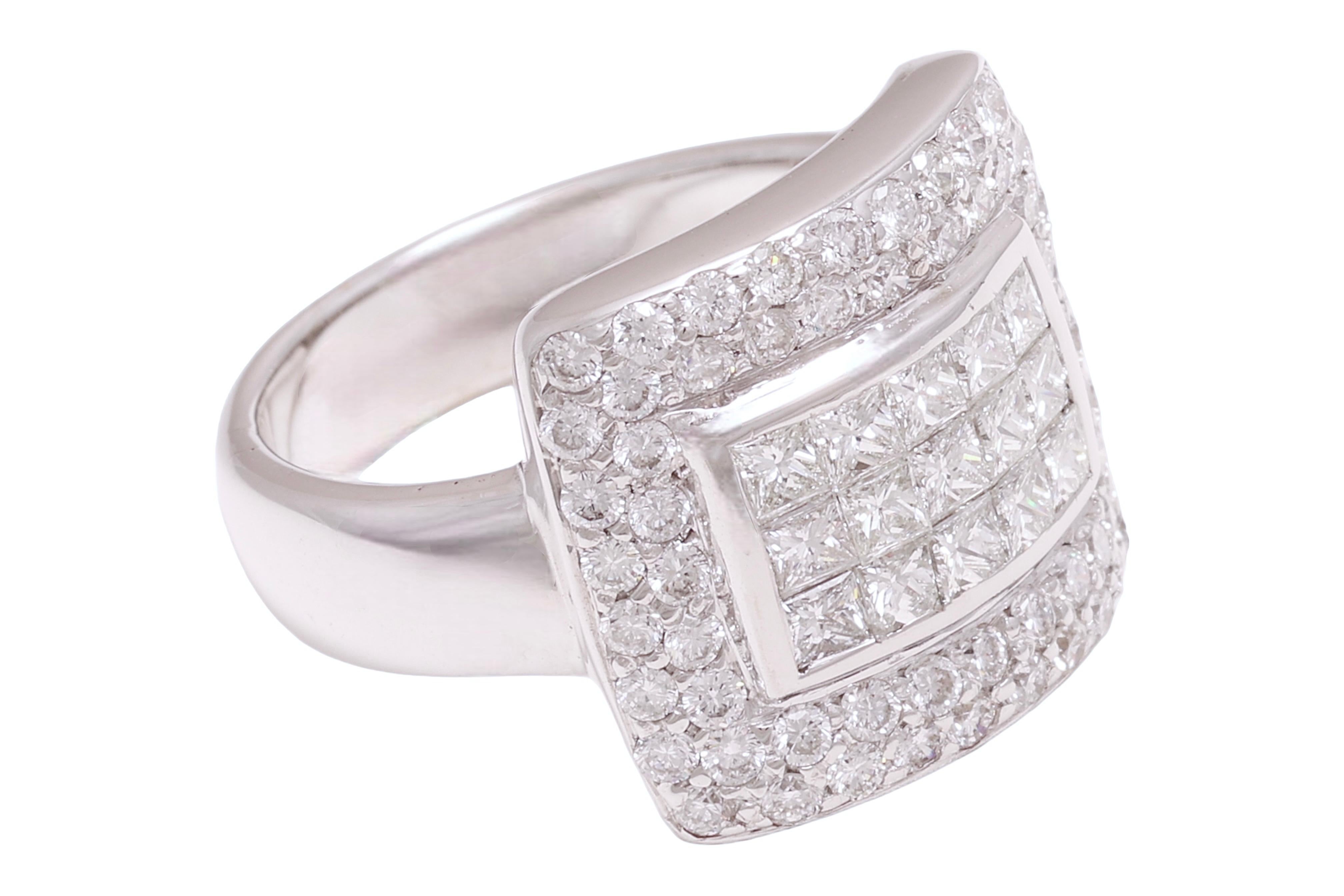 Women's or Men's  18 kt. White Gold Ring 1.74 ct. Brilliant & Invisible Princess Cut Diamonds  For Sale