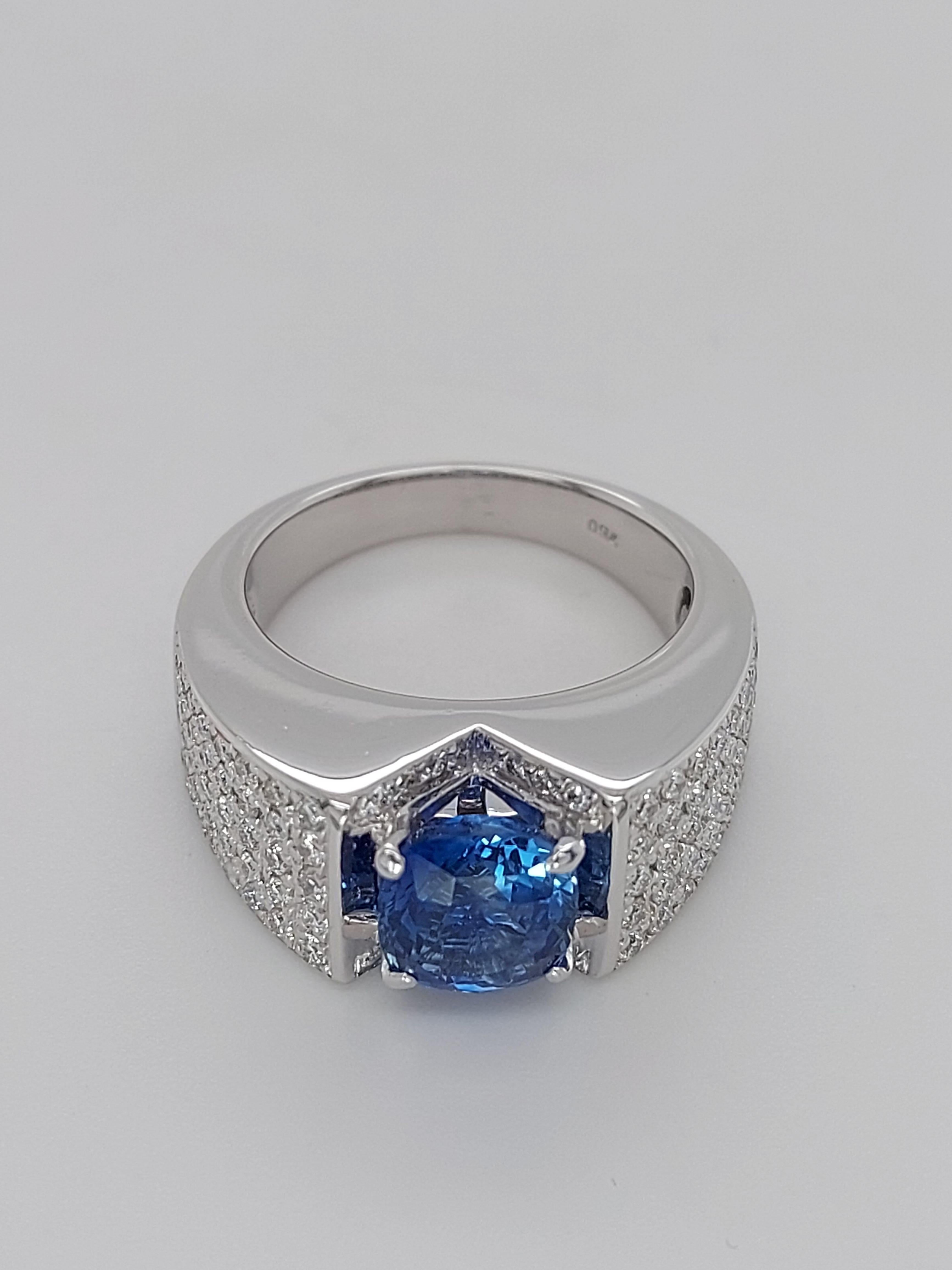 18 Karat Gold Ring .92 Brilliant Diamonds and Ceylon No Heat 2.35 Carat Sapphire For Sale 1