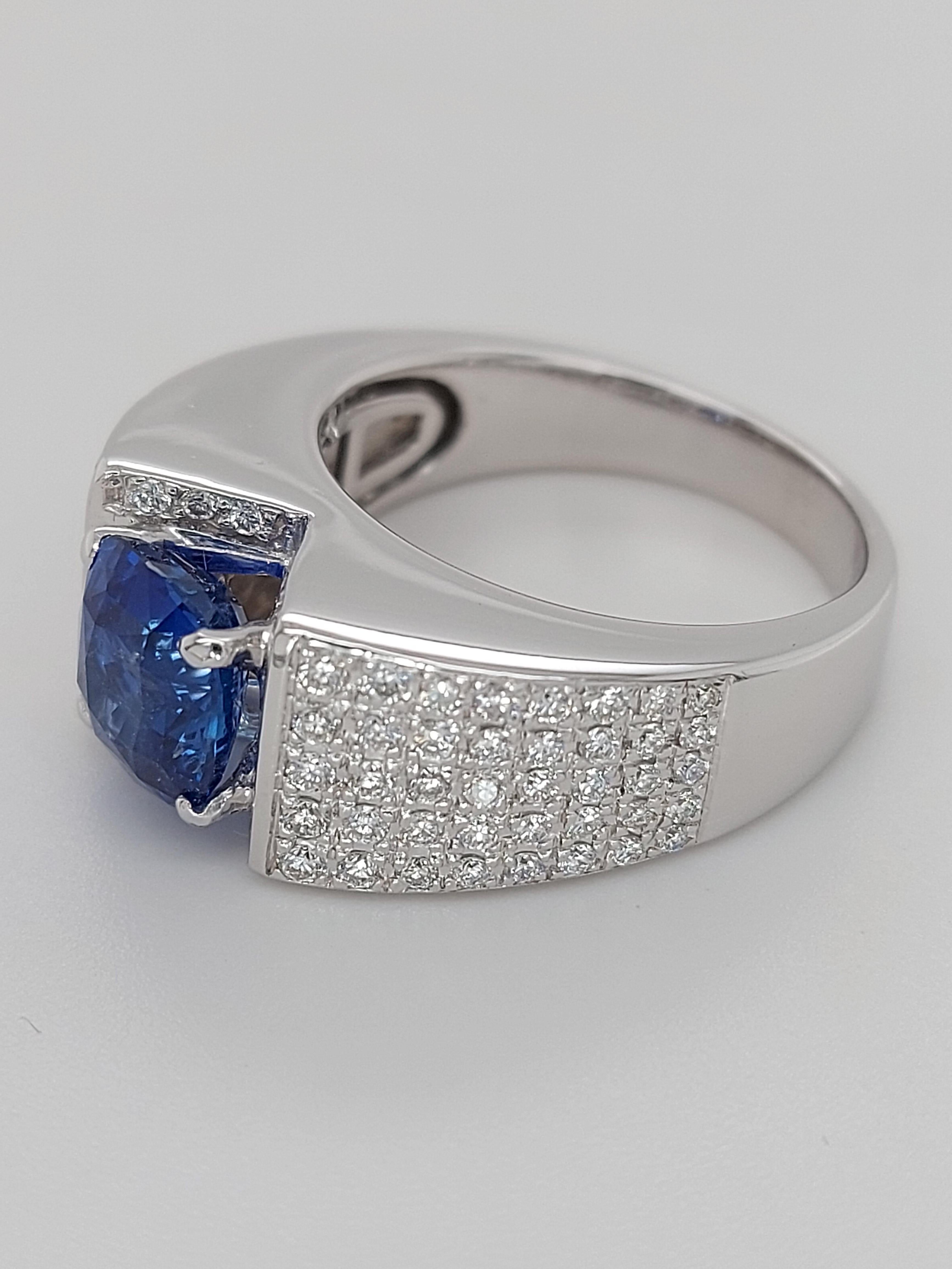 18 Karat Gold Ring .92 Brilliant Diamonds and Ceylon No Heat 2.35 Carat Sapphire For Sale 2