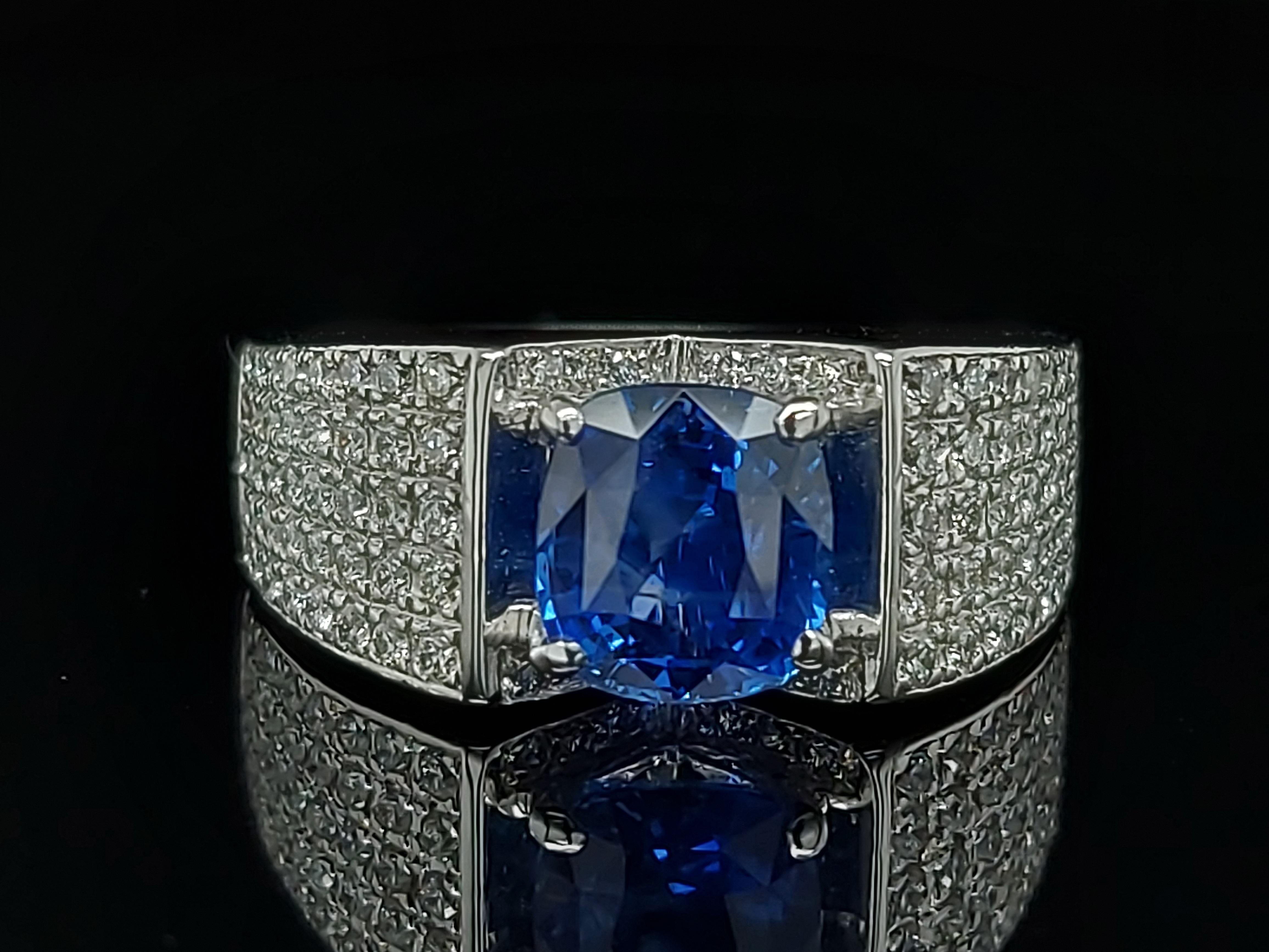 18 Karat Gold Ring .92 Brilliant Diamonds and Ceylon No Heat 2.35 Carat Sapphire In New Condition For Sale In Antwerp, BE