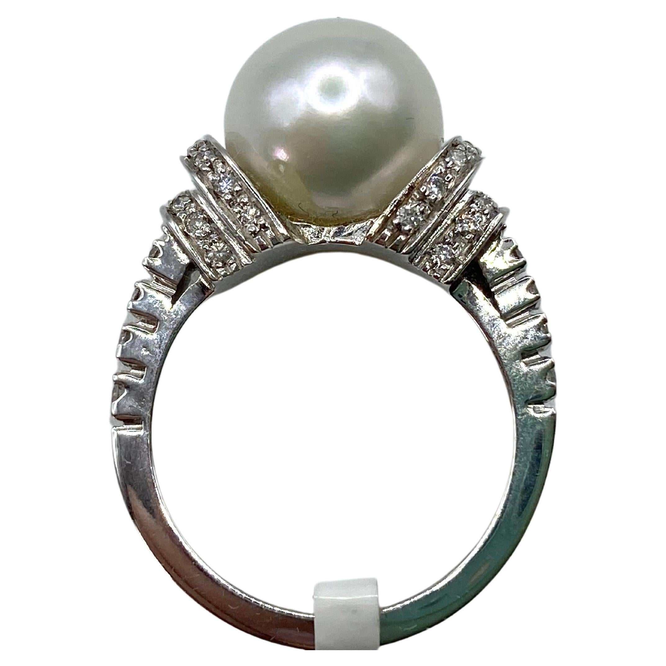 18 kt white gold ring, Australian cultured pearl mm 11, brilliant cut diamonds
Handmade. The Australian cultured pearl, called , ct 9 , measures 11 mm.  18 kt gold. Brilliant cut diamonds set, color G, vs, 0.35 ct; It weighs 9.1 grams, size 13 (on