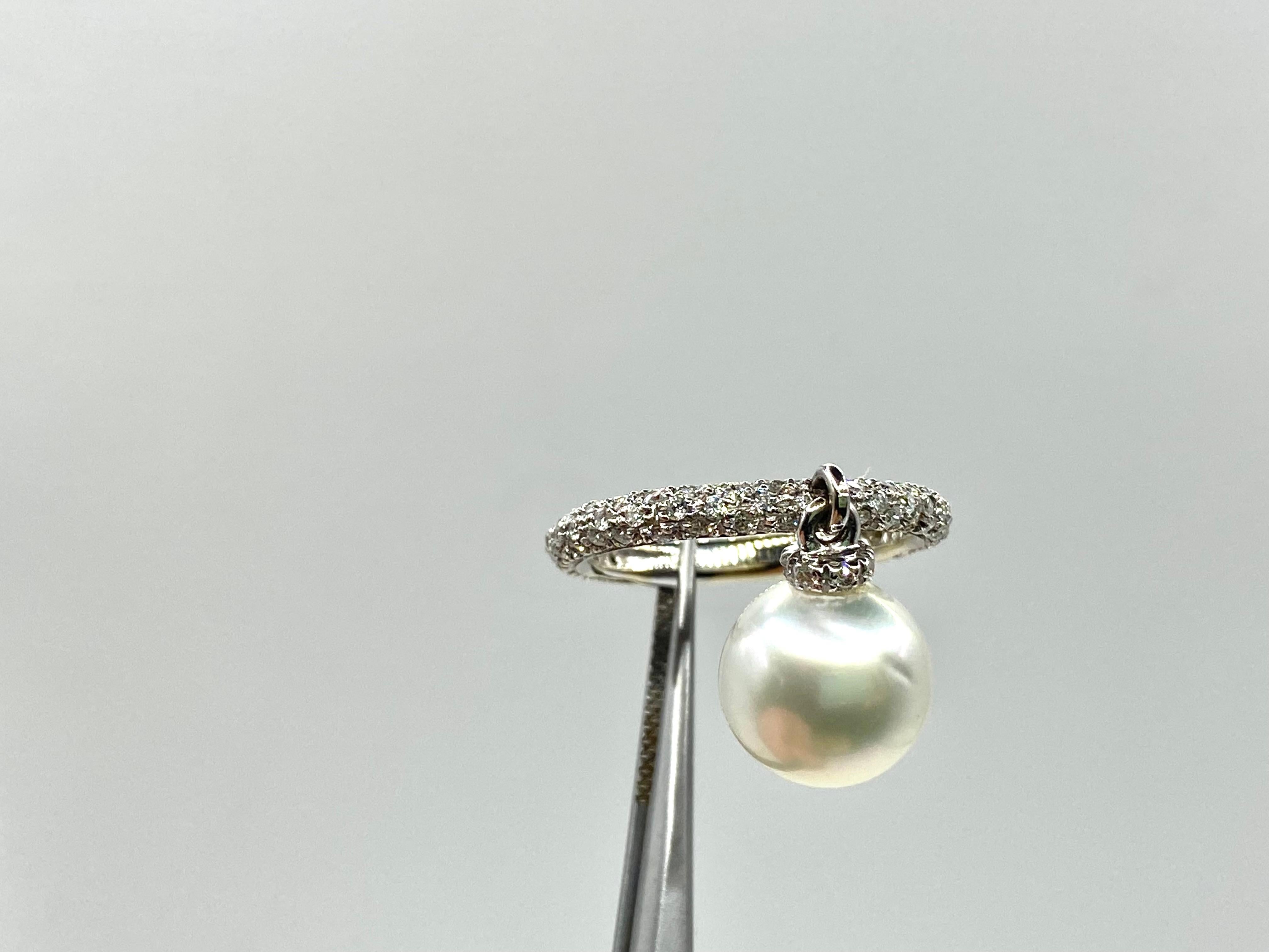 18 kt white gold ring, Australian cultured pearl mm 11, Movable, brilliant cut diamonds
Handmade. The Australian cultured pearl, called , ct 9, measures 11 mm.  18 kt gold. Brilliant cut diamonds set, color G, vs, 0.78 ct; It weighs 5.4  grams, size