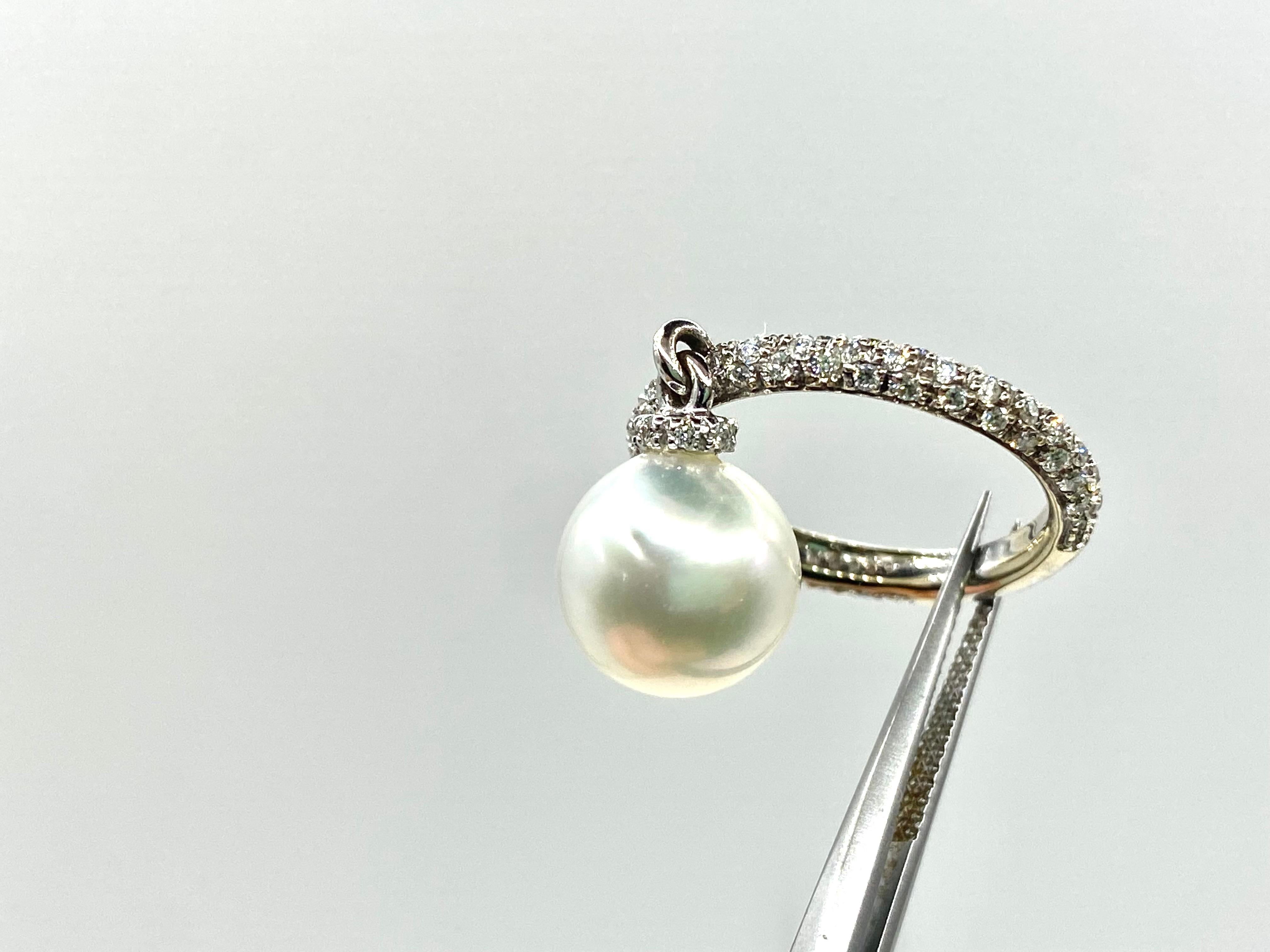 Modern 18 Kt White Gold Ring, Australian Cultured Pearl, Brilliant Cut Diamonds For Sale